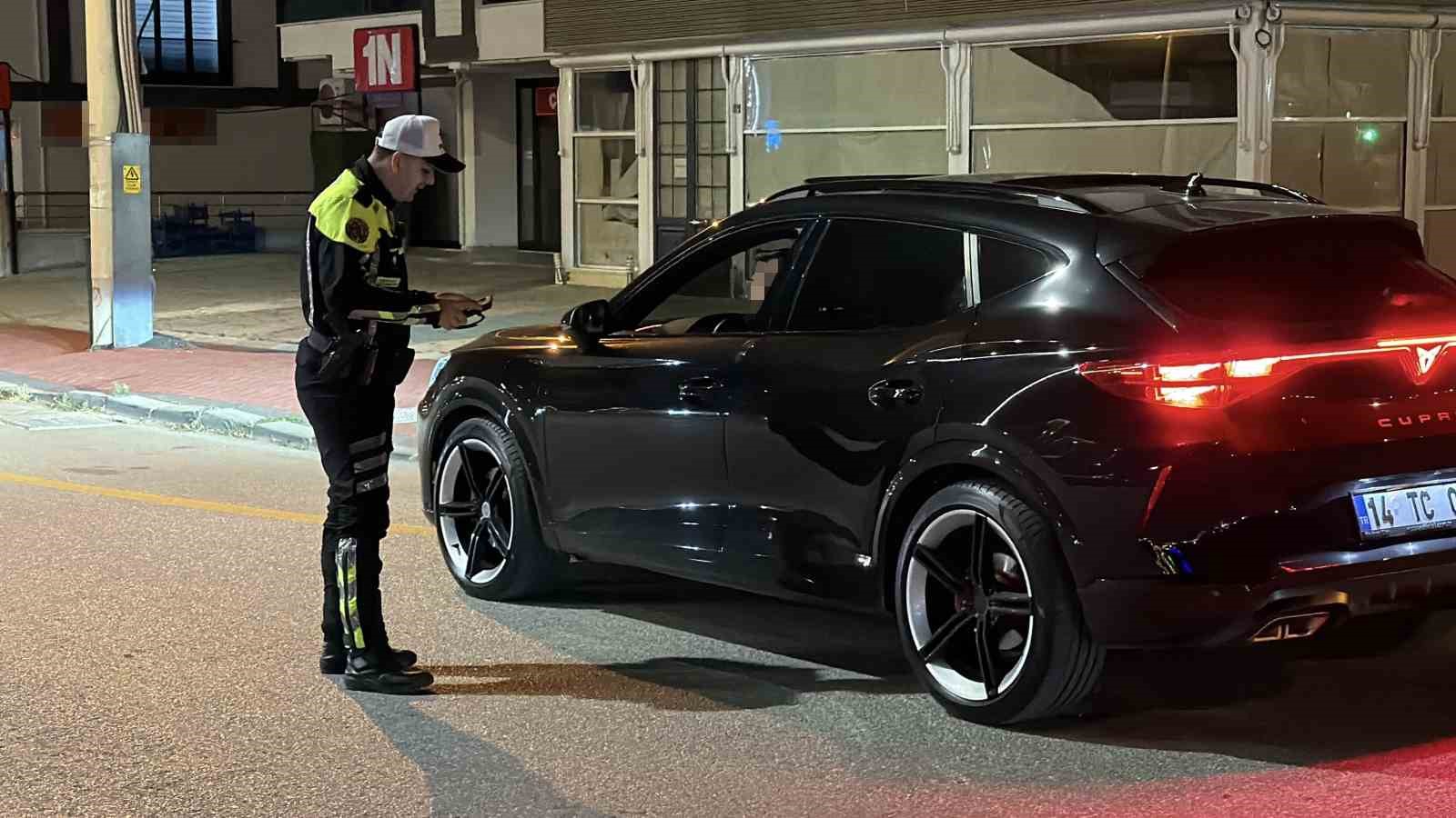 BOLU’DA MAHALLELİNİN ŞİKAYETİ ÜZERİNE ABART EGZOZ VE YÜKSEK SESLİ MÜZİKLE ÇEVREYE RAHATSIZLIK VEREN ARAÇLARA YÖNELİK DENETİM YAPILDI, KURALLARA UYMAYAN SÜRÜCÜLERE CEZA KESİLDİ.