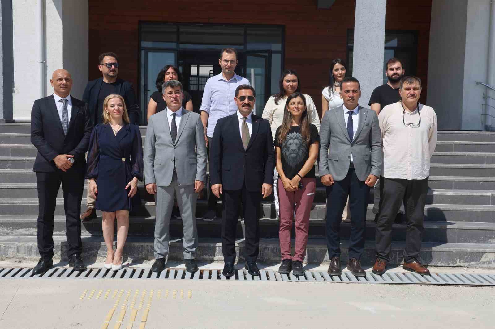 KAHRAMANMARAŞ MERKEZLİ DEPREMLERDE HATAY’DA 210 EĞİTİM KURUMU YIKILIRKEN, KENTTE YÜRÜTÜLEN YENİDEN İNŞA ÇALIŞMALARI KAPSAMINDA 254 YENİ OKUL HİZMETE AÇILDI. DEPREM SONRASI 145 EĞİTİM KURUMUNUN GÜÇLENDİRME ÇALIŞMASI TAMAMLANIRKEN, 47 YENİ OKULUN İNŞAATININ DA SÜRDÜĞÜ ÖĞRENİLDİ.