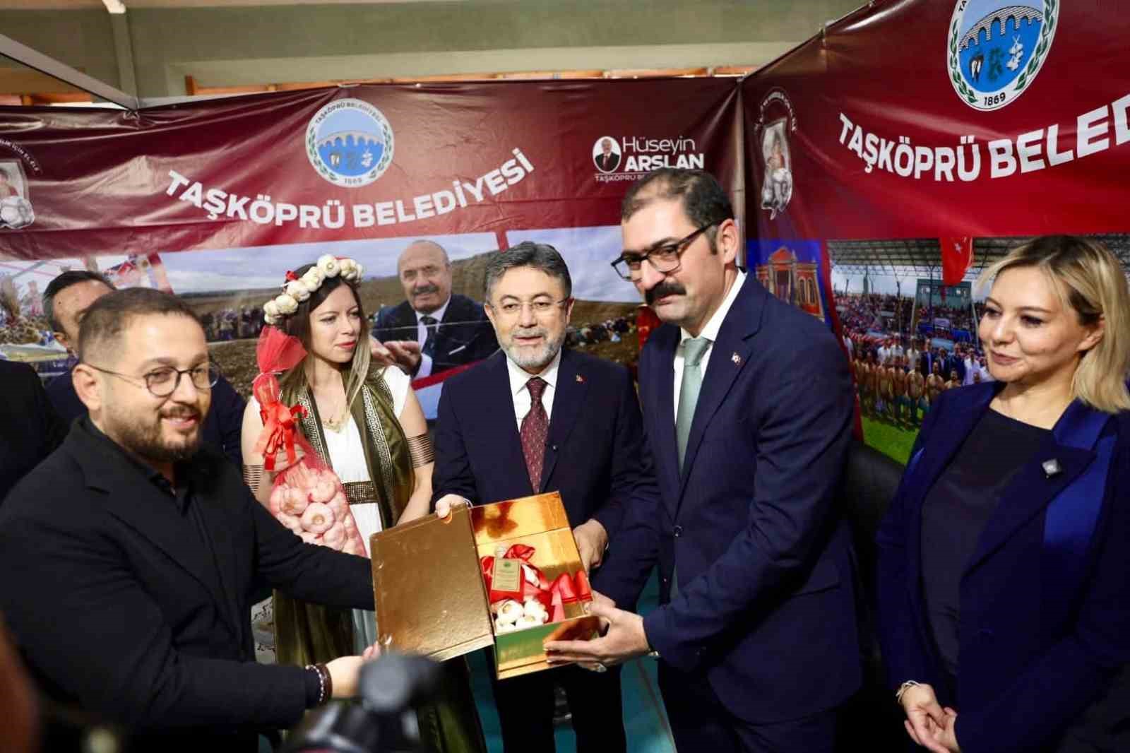 TARIM VE ORMAN BAKANI İBRAHİM YUMAKLI, ANKARA’DA DÜZENLENEN 21. BAŞKENTTE KASTAMONU GÜNLERİ’NDE TAŞKÖPRÜ BELEDİYESİ STANDINI ZİYARET ETTİ. ZİYARETTE, BAKAN YUMAKLI’YA TAŞKÖPRÜ SARIMSAĞI HEDİYE EDİLDİ.