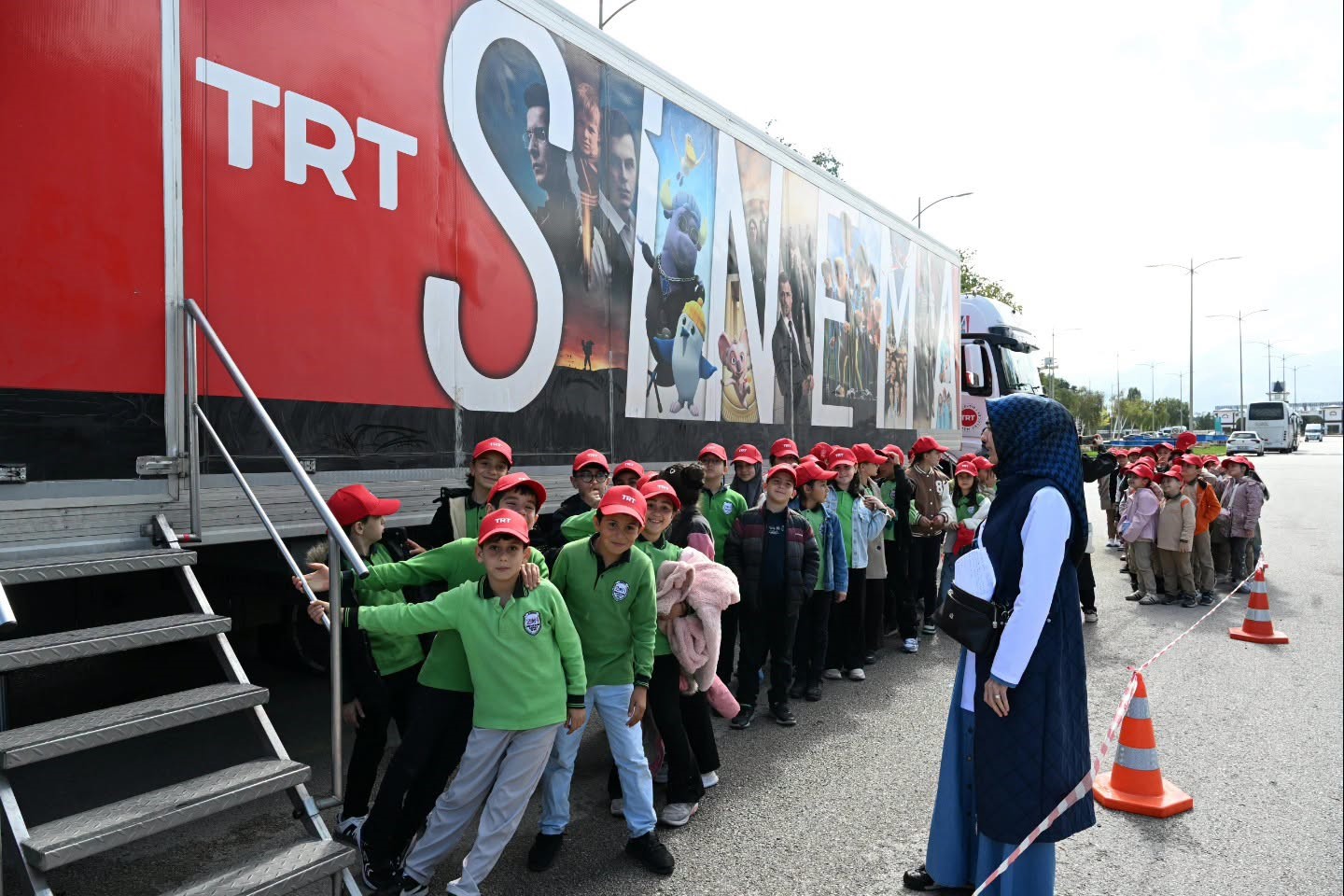 SİNEMAYA GİTME İMKANI BULAMAYAN ÇOCUKLARI BEYAZ PERDEYLE TANIŞTIRAN TRT SİNEMA TIRI’NIN 18. DURAĞI ERZURUM OLDU. KENTTE YAKLAŞIK 5 BİN ÖĞRENCİYİ AĞIRLAYAN PROJEYİ ZİYARET EDEN ERZURUM VALİSİ AYDIN BARUŞ, YERLİ VE MİLLİ YAPIMLARIN ÇOCUKLARIN EĞİTİMİNDEKİ ÖNEMİNE DİKKAT ÇEKTİ.