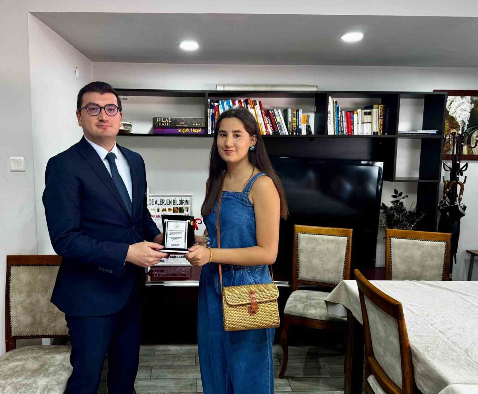 AYDIN’IN BOZDOĞAN İLÇESİNDE LİSELERE GEÇİŞ SİSTEMİ (LGS) SINAVINDA YÜZDE 10’LUK BAŞARI DİLİMİNE GİREN ÖĞRENCİLER, BAŞARILARINDAN DOLAYI DÜZENLENEN ETKİNLİKTE ÖDÜLLENDİRİLDİ.