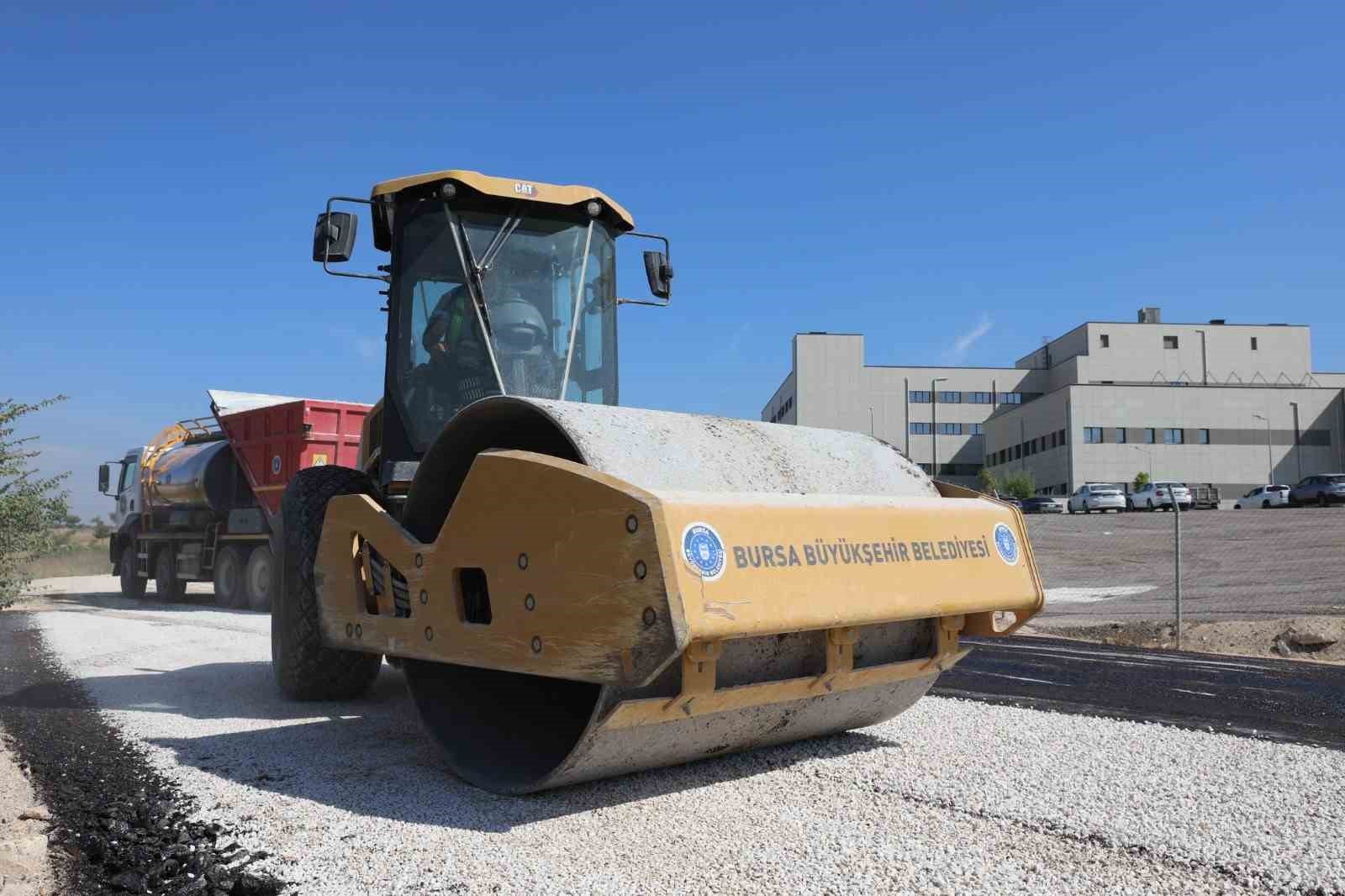 BURSA BÜYÜKŞEHİR BELEDİYESİ, İL GENELİNDE SÜRDÜRDÜĞÜ ULAŞIM AĞINI GÜÇLENDİRME ÇALIŞMALARI ÇERÇEVESİNDE BURSA ŞEHİR HASTANESİ’NİN İÇ YOLLARINI YENİLEMEK ÜZERE HAREKETE GEÇTİ.