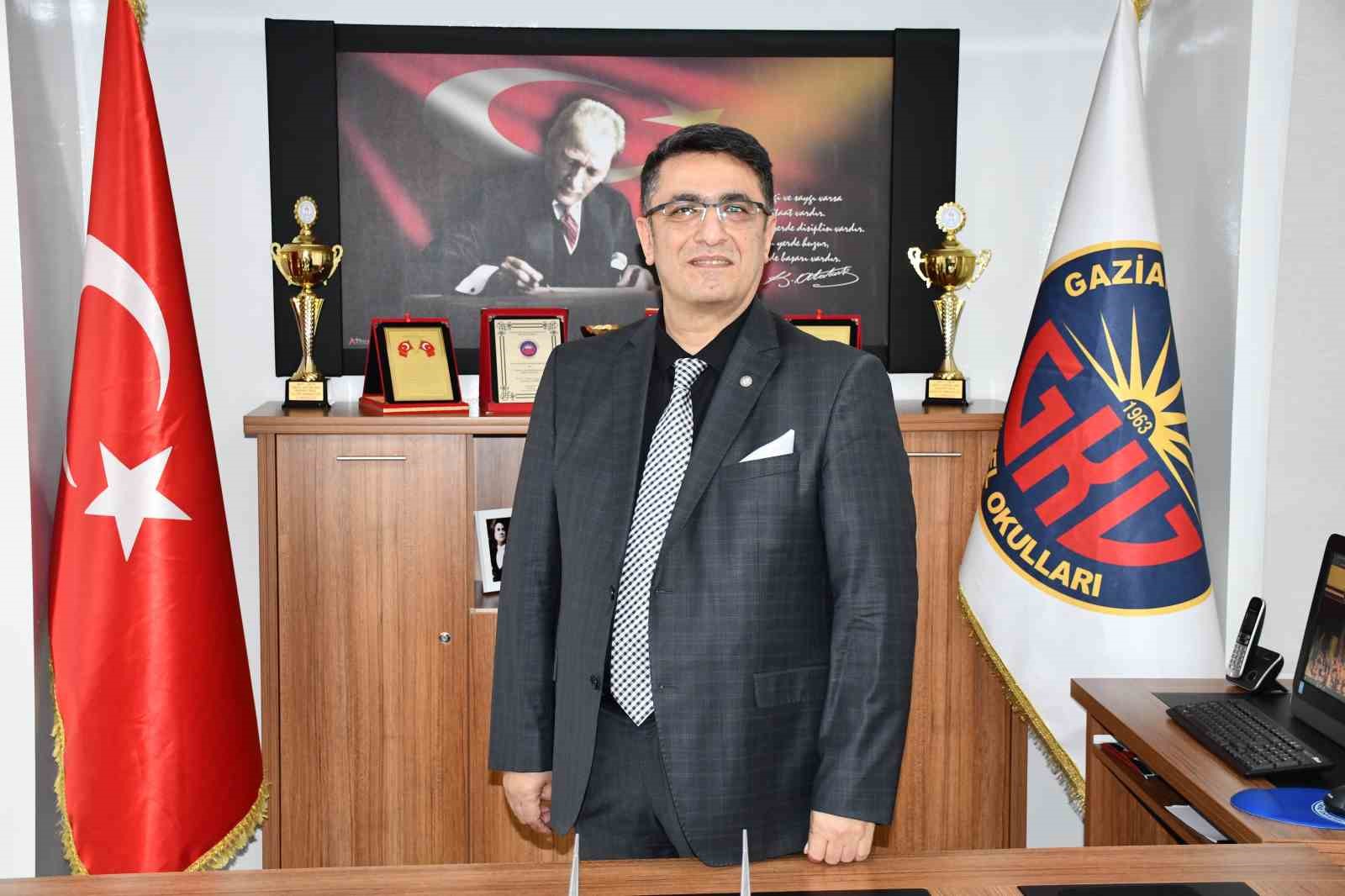 ÖZBEKİSTAN’IN TARİHİ SEMERKANT KENTİNDE DÜZENLENEN VE DÜNYANIN EN PRESTİJLİ TAKIM SATRANÇ ORGANİZASYONLARINDAN BİRİ OLAN 46. FIDE SATRANÇ OLİMPİYATLARI’NDA (46TH FIDE CHESS OLYMPİAD) TÜRKİYE RÜZGARI ESTİ. 190 ÜLKENİN KIYASIYA MÜCADELE ETTİĞİ DEV ORGANİZASYONDA KADIN A MİLLİ TAKIMIMIZ, DÜNYA 11’İNCİSİ OLARAK TÜRK SATRANÇ TARİHİNİN EN İYİ DERECESİNE İMZA ATTI.