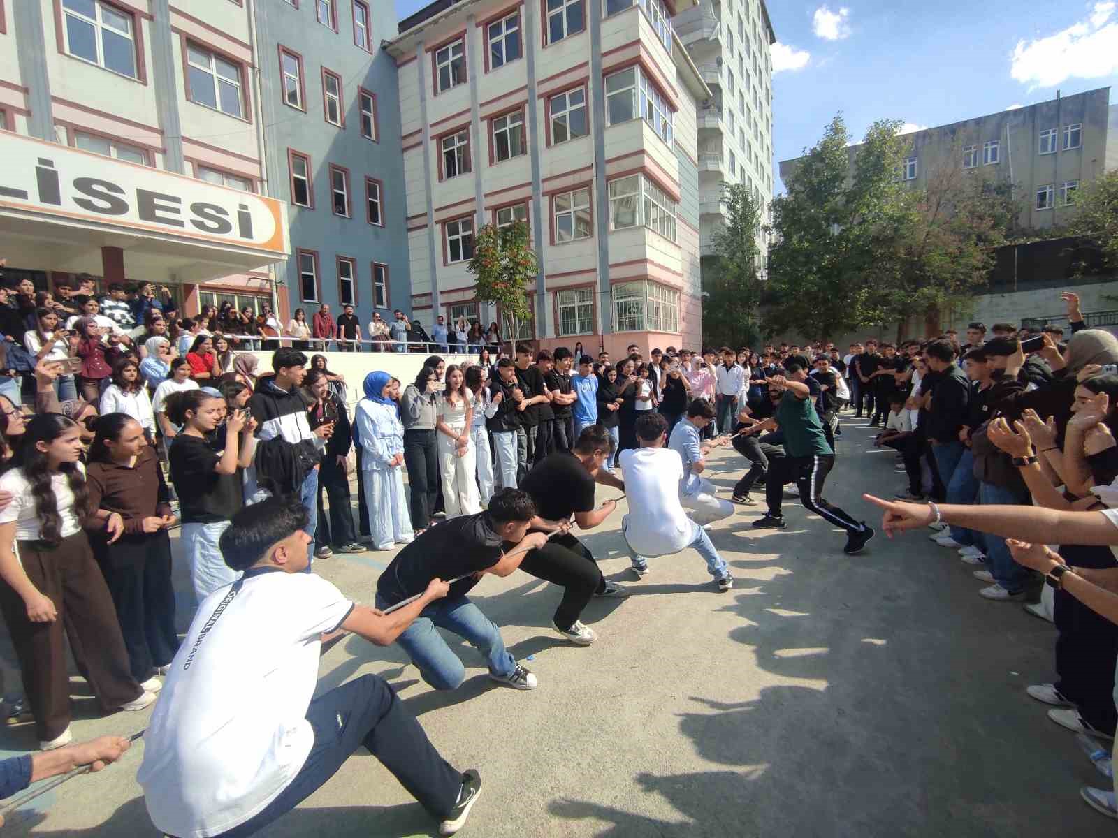 BATMAN’IN SASON İLÇESİNDE ANADOLU LİSESİ OKUL AİLE BİRLİĞİ VE OKUL İDARESİ TARAFINDAN, OKULA YENİ BAŞLAYAN ÖĞRENCİLERİN UYUM SÜRECİNE KATKI SAĞLAMAK VE OKUL ORTAMINI DAHA EĞLENCELİ HALE GETİRMEK AMACIYLA 'ANADOLU’DA ŞENLİK VAR' ADIYLA SONBAHAR ETKİNLİĞİ DÜZENLENDİ.