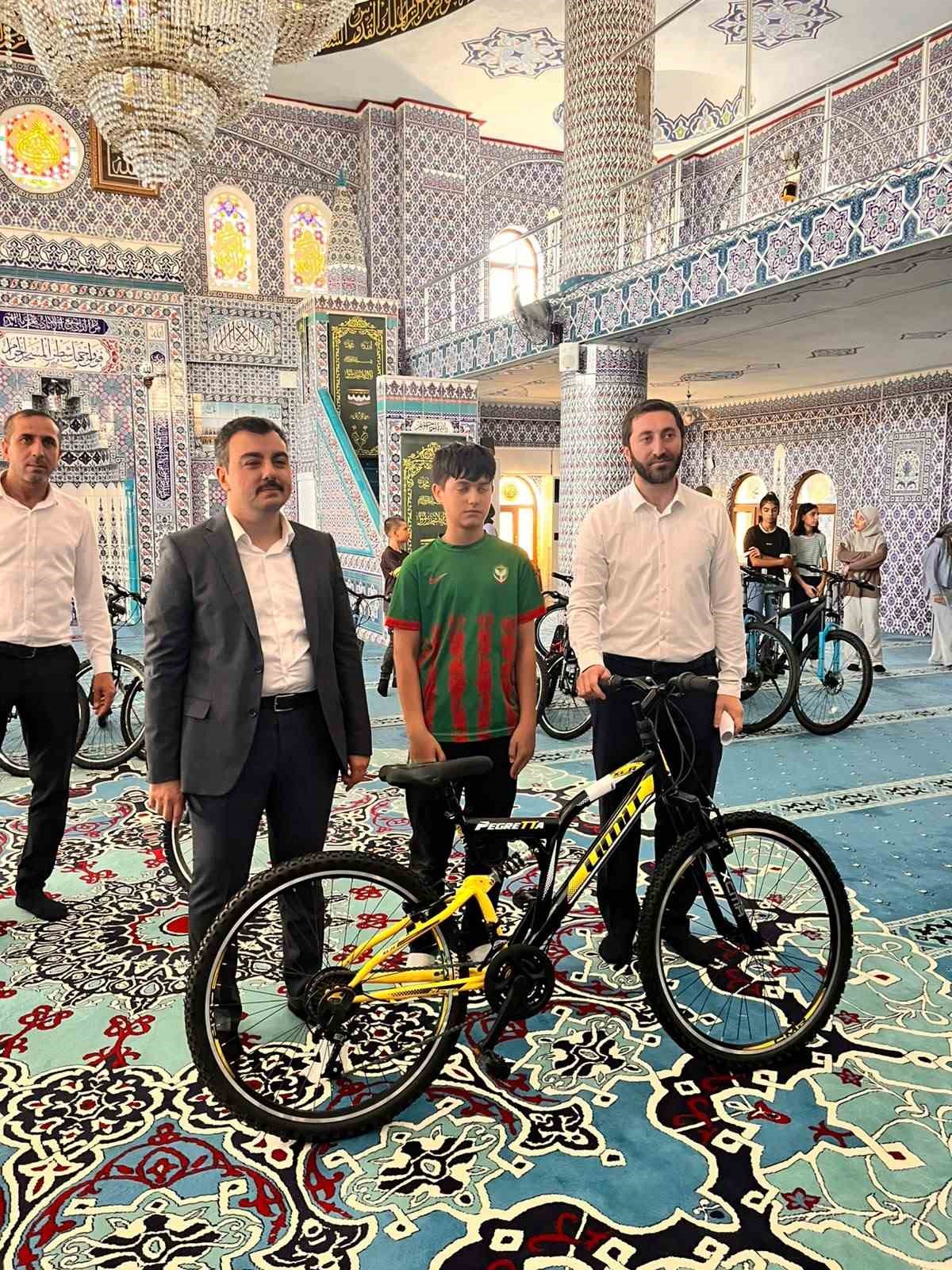 200'Ü AŞKIN ÖĞRENCİNİN KATILDIĞI BİLGİ YARIŞMASINDA VE FUTBOL TURNUVASINDA DERECEYE GİREN BAŞARILI ÖĞRENCİLER, ÖDÜLLERİNİ DİCLE KAYMAKAMI MUSTAFA ATIŞ, DİCLE İLÇE MÜFTÜ VEKİLİ ABDURRAHMAN ALAS VE DİN GÖREVLİSİ HOCALARIN ELİNDEN ALDI.