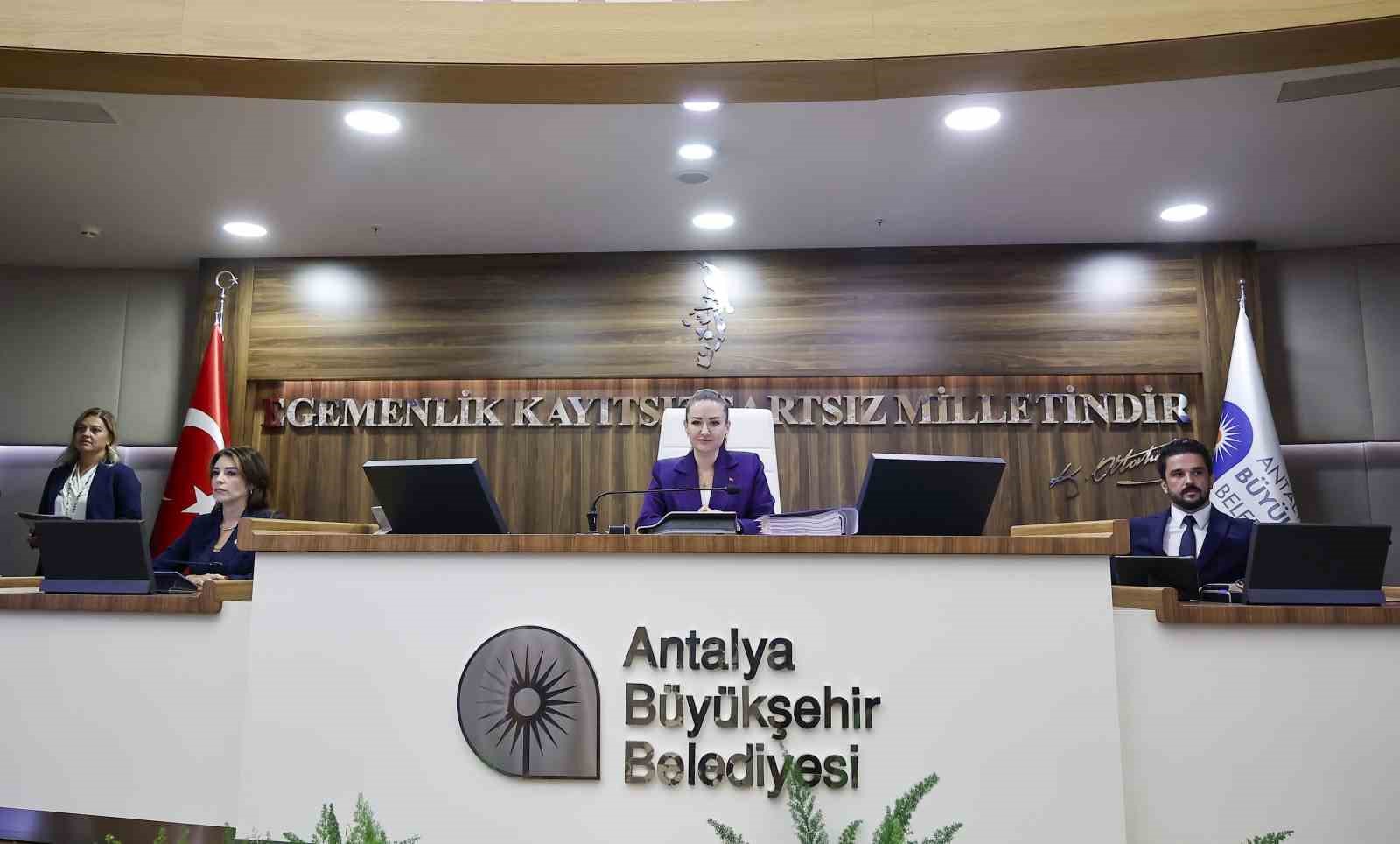 ANTALYA BÜYÜKŞEHİR BELEDİYE BAŞKANVEKİLİ BÜŞRA ÖZDEMİR, AK PARTİ'YE GEÇECEĞİ YÖNÜNDE ÇIKAN HABERLERİN ARDINDAN EKİM AYI MECLİS TOPLANTISINDA AÇIKLAMALARDA BULUNDU.