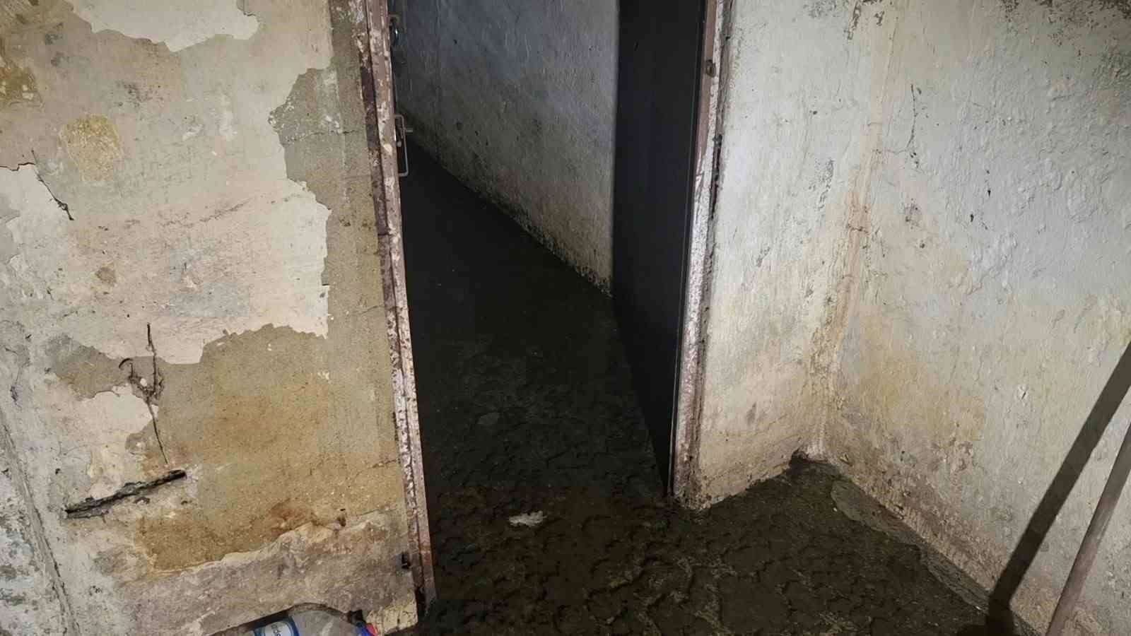 ÜSKÜDAR'DA ETKİLİ OLAN YAĞIŞLA BİRLİKTE SOKAK ÜZERİNDE BULUNAN RÖGAR PATLADI. PATLAMA NEDENİYLE BİR EVİN BODRUM KATINI PİS SU BASARKEN, ETRAFA YAYILAN AĞIR KOKU NEDENİYLE APARTMAN SAKİNLERİ ZOR ANLAR YAŞAYARAK YARDIM ÇAĞRISINDA BULUNDU.