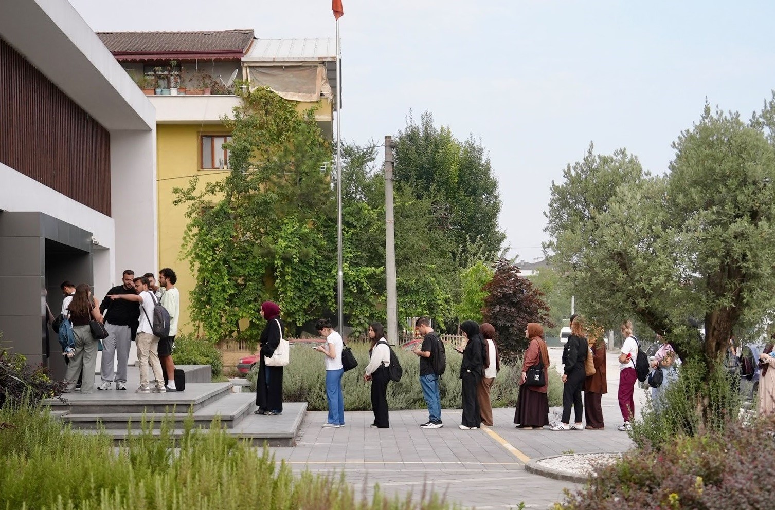 DÜZCE BELEDİYE BAŞKANI DR. FARUK ÖZLÜ'NÜN ÇOK ÖNEMSEDİĞİ VE HER FIRSATTA İCRAATLARIYLA HAYATA GEÇİRDİĞİ KÜTÜPHANE PROJELERİNİN GENÇLERİN EĞİTİM HAYATINA BÜYÜK KATKI SAĞLADIĞI GÖZLENİYOR.