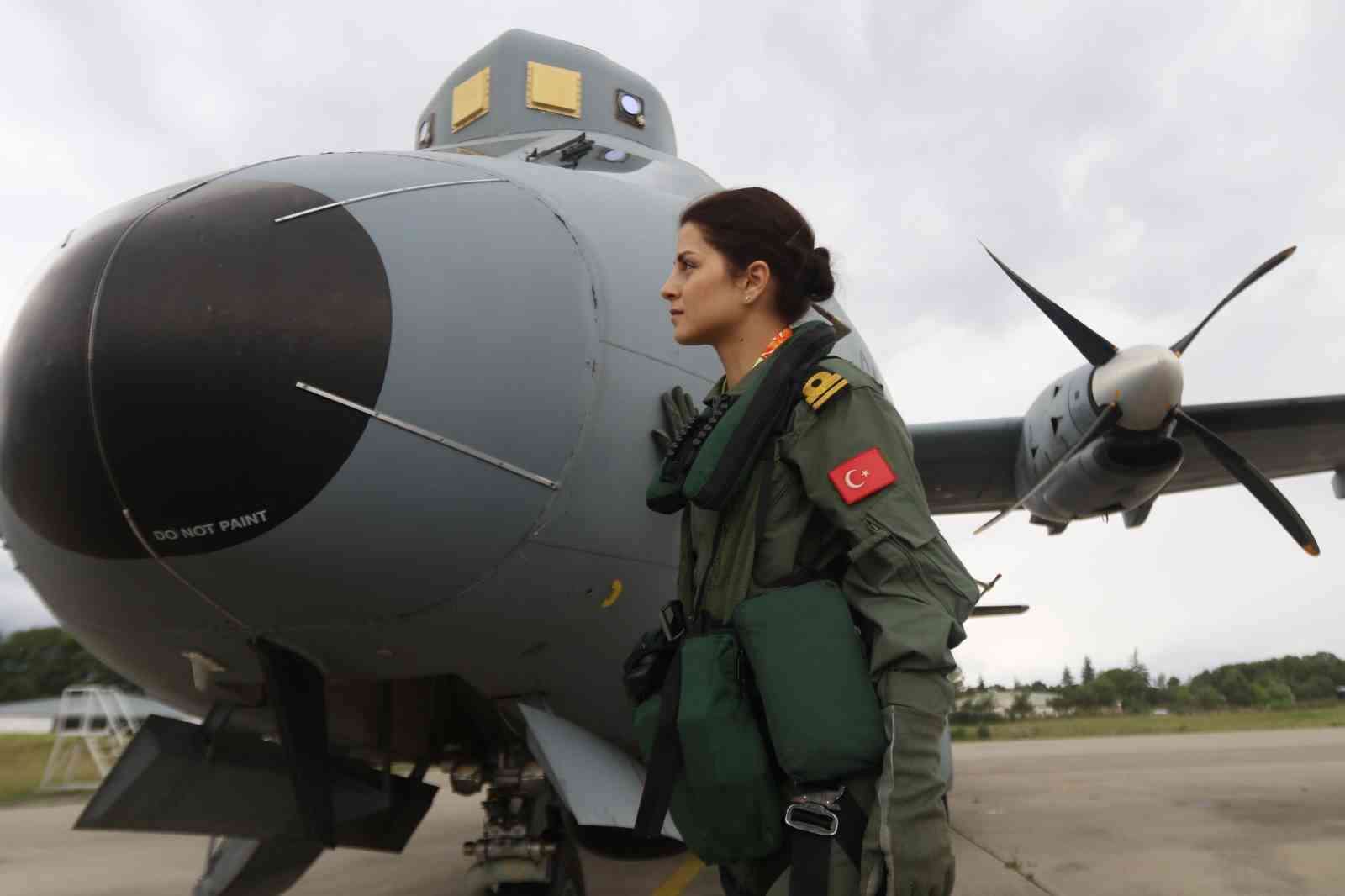 TÜRK DENİZ KUVVETLERİ TARİHİNDE BİR İLK YAŞANDI. BABASI UZMAN ÇAVUŞ OLAN HİLAL AYDIN, ZORLU EĞİTİMLERİ BAŞARIYLA TAMAMLAYARAK TÜRK DENİZ KUVVETLERİ'NİN İLK KADIN UÇAK PİLOTU OLDU.