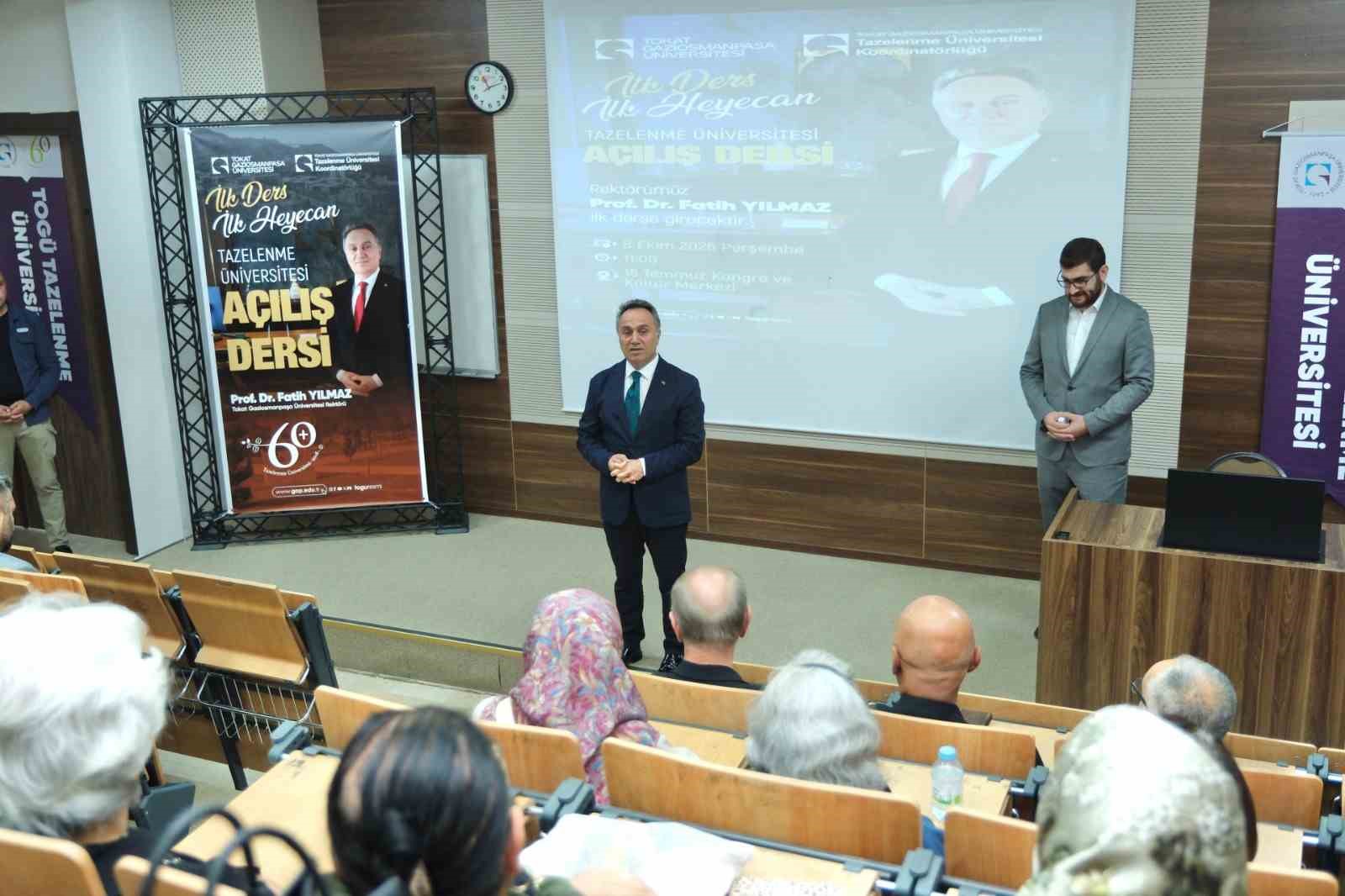 TOKAT GAZİOSMANPAŞA ÜNİVERSİTESİ BÜNYESİNDEKİ TAZELENME ÜNİVERSİTESİ’NDE YENİ EĞİTİM DÖNEMİNİN İLK DERSİNİ VEREN REKTÖR PROF. DR. FATİH YILMAZ’IN ÖĞRENCİLERİ ARASINDA BABASI VE LİSE DÖNEMİNDEKİ İNGİLİZCE ÖĞRETMENİ DE YER ALDI.