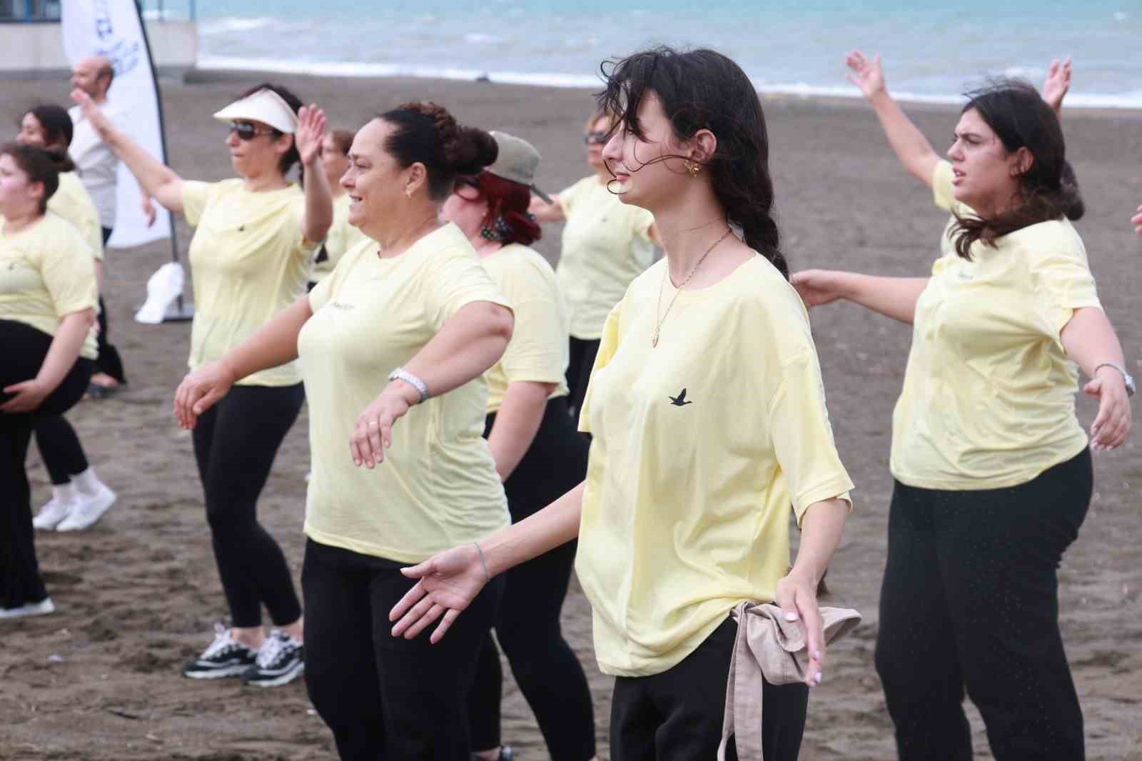 SAMANDAĞ ÇEVLİK SAHİLİ’NDE DÜZENLENEN SABAH SPORU ETKİNLİĞİNE FARKLI YAŞ GRUPLARINDAN VATANDAŞLAR KATILDI.