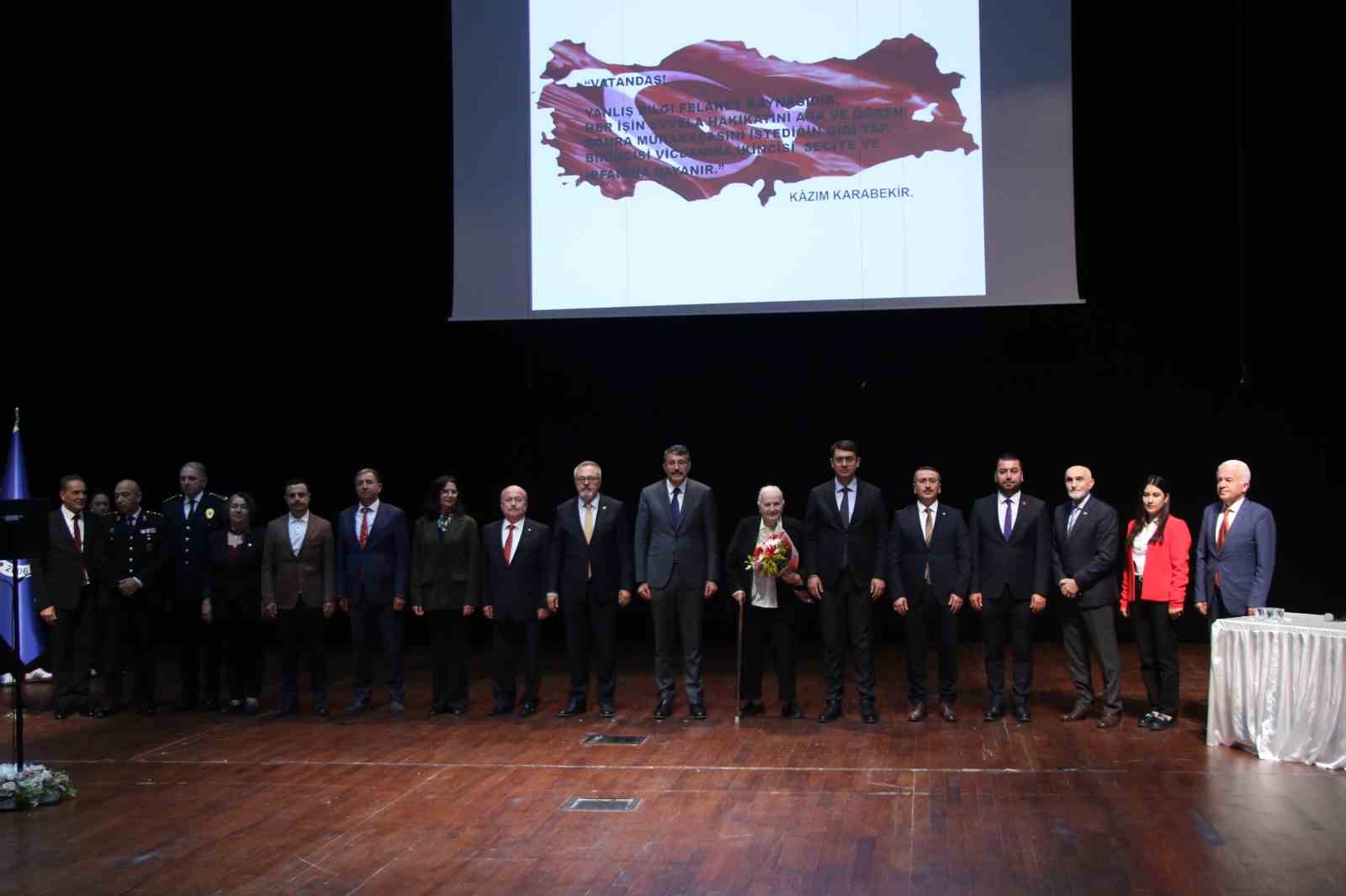 PROGRAMA, İÇİŞLERİ BAKAN YARDIMCISI ALİ ÇELİK, UŞAK VALİSİ SERDAR KARTAL, CHP UŞAK MİLLETVEKİLİ ALİ KARAOBA, CUMHURİYET BAŞSAVCISI İSMET ÇINAR, UŞAK ÜNİVERSİTESİ REKTÖRÜ PROF. DR. AHMET DEMİR, TİMSAL KARABEKİR, SİYASİ PARTİ TEMSİLCİLERİ, AKADEMİSYENLER VE ÖĞRENCİLER KATILDI.
