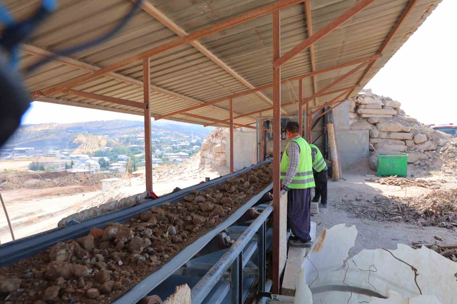 KAHRAMANMARAŞ’TA KARACASU ENKAZ VE YIKINTI ATIKLARI GERİ DÖNÜŞÜM TESİSİ’NDE YAKLAŞIK 750 BİN METREKÜP ENKAZIN BULUNDUĞU 40 BİN METREKARELİK SAHADA YAKLAŞIK 200 BİN METREKÜP ENKAZ AGREGAYA DÖNÜŞTÜRÜLEREK EKONOMİYE KAZANDIRILIRKEN, SAHANIN TAMAMEN TEMİZLENMESİNİN BİR BUÇUK, İKİ YIL İÇERİSİNDE TAMAMLANMASI ÖNGÖRÜLÜYOR.