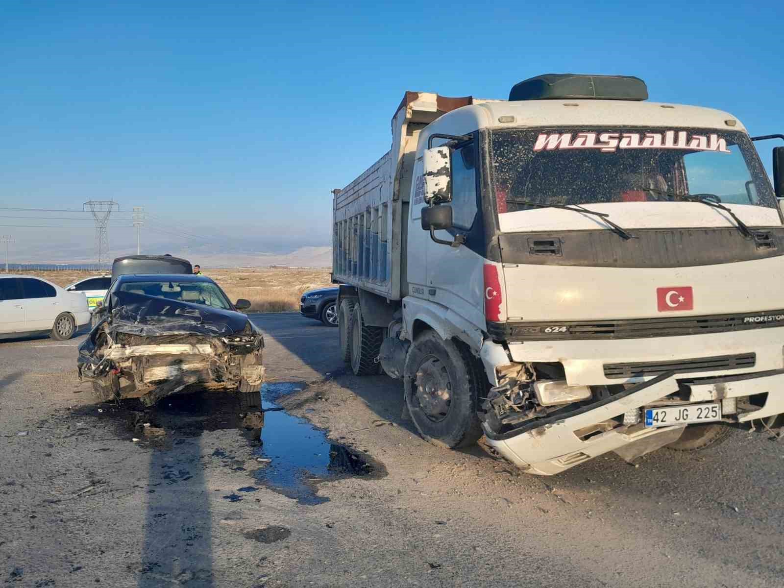 KONYA’NIN KARAPINAR İLÇESİNDE KAMYON İLE OTOMOBİLİN ÇARPIŞMASI SONUCU MEYDANA GELEN KAZADA 1 KİŞİ YARALANDI.