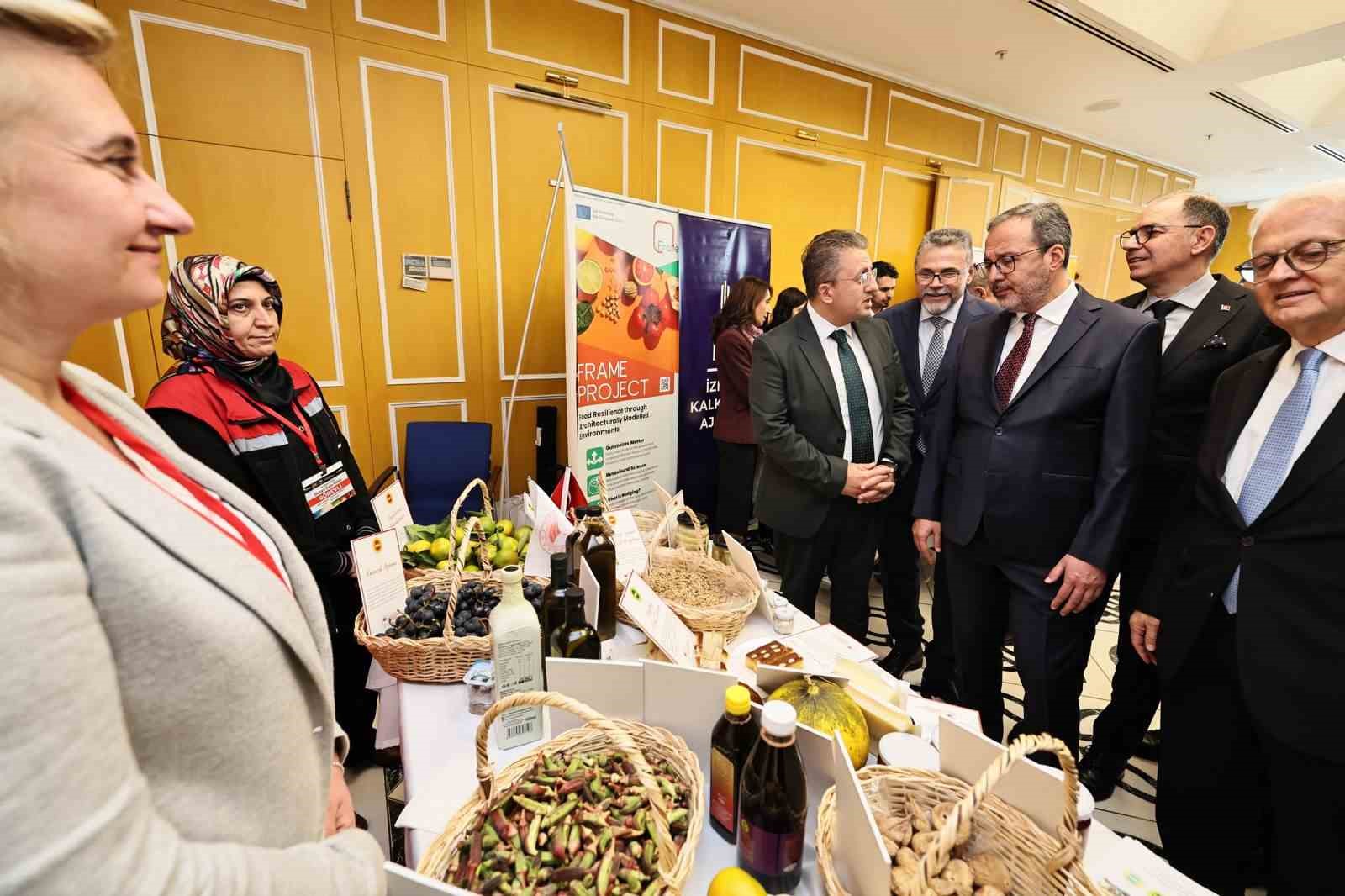 ÖNCEKİ DÖNEM GENÇLİK VE SPOR BAKANI, AK PARTİ İZMİR MİLLETVEKİLİ DR. MEHMET MUHARREM KASAPOĞLU, 16 EKİM DÜNYA GIDA GÜNÜ DOLAYISIYLA İZMİR TİCARET ODASINDA DÜZENLENEN ETKİNLİĞE KATILDI.