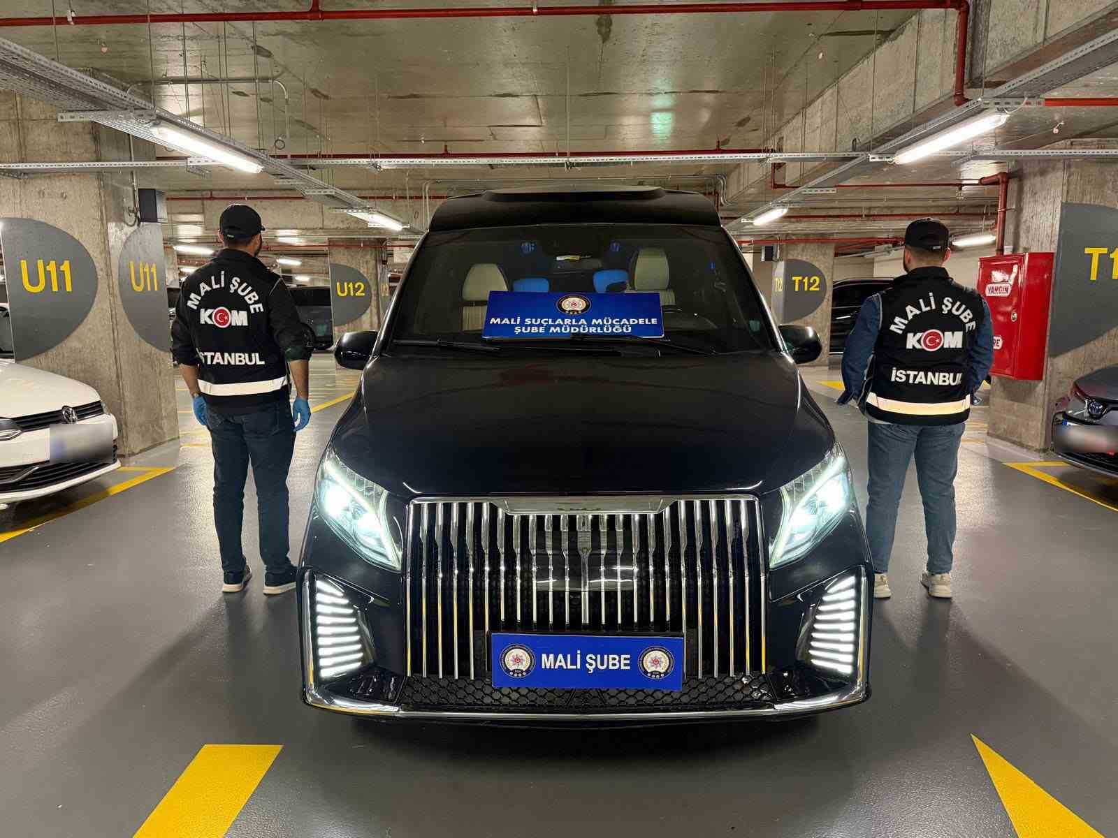İSTANBUL’DA, KRİPTO PARA DOLANDIRICILIĞI YAPTIĞI İDDİASIYLA INTERPOL TARAFINDAN KIRMIZI BÜLTENLE ARANAN RİCHARD JAMES SCHUELER, MİT DESTEKLİ POLİS OPERASYONUNDA EŞİYLE BİRLİKTE YAKALANMIŞTI. ŞÜPHELİNİN EŞİ ADINA KAYITLI 9 ARACA EL KONULDU.