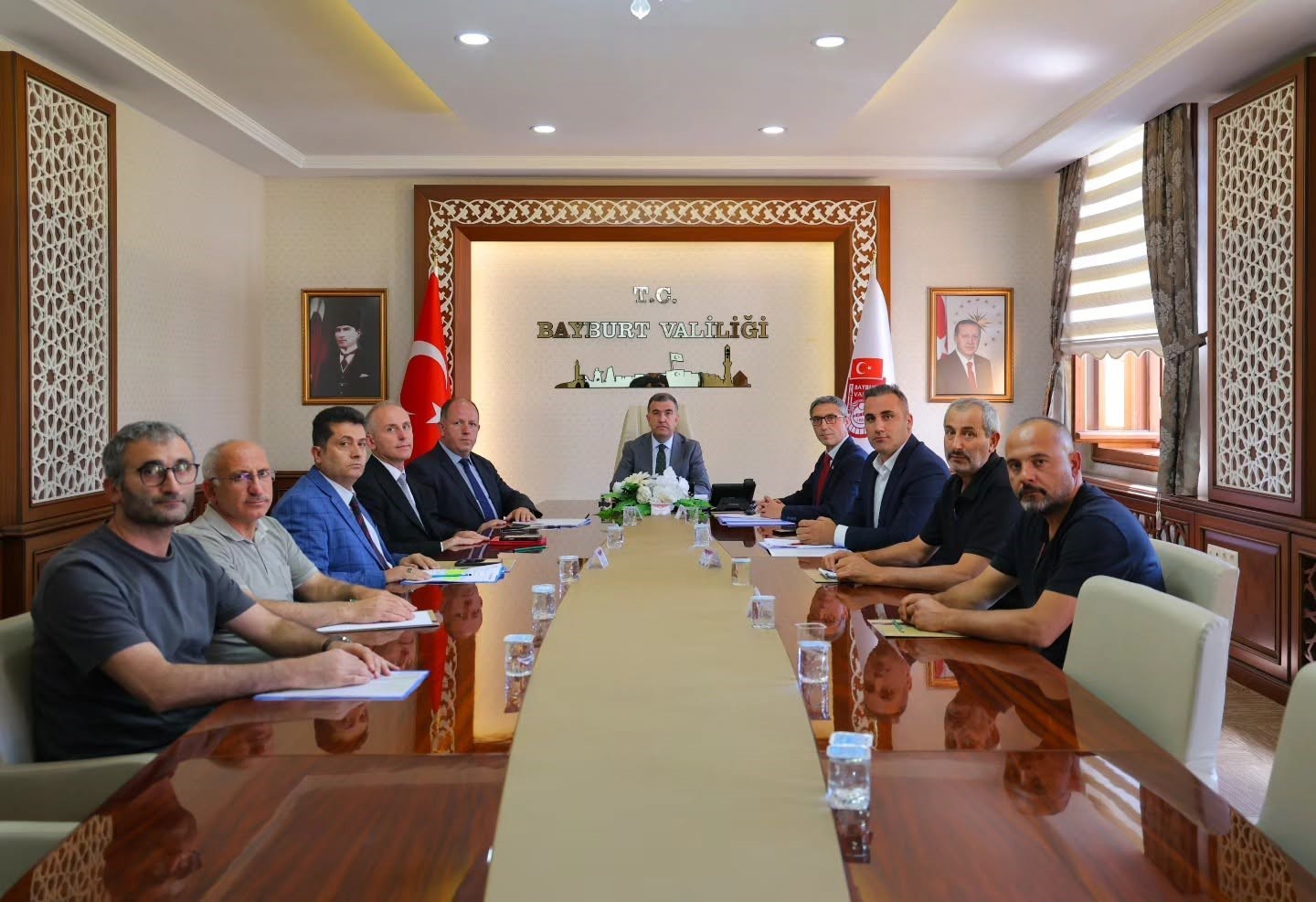 BAYBURT VALİSİ MUSTAFA ELDİVAN BAŞKANLIĞINDA, KENT GENELİNDE DEVAM EDEN OKUL YATIRIM PROGRAMLARI İLE EĞİTİM KURUMLARINDA YÜRÜTÜLEN BAKIM VE ONARIM ÇALIŞMALARININ DEĞERLENDİRİLDİĞİ TOPLANTI GERÇEKLEŞTİRİLDİ