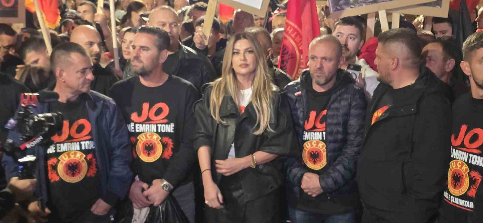 KOSOVA’DA HOLLANDA’NIN LAHEY KENTİNDEKİ KOSOVA ÖZEL MAHKEMESİ’NİN 16 EYLÜL TARİHİNDE ESKİ KOSOVA CUMHURBAŞKANI HAŞİM THAÇİ VE VE ESKİ KOSOVA KURTULUŞ ORDUSU (UÇK) LİDERLERİNE YÖNELİK VERDİĞİ HAPİS CEZASINA KARŞI PROTESTO DÜZENLENDİ.