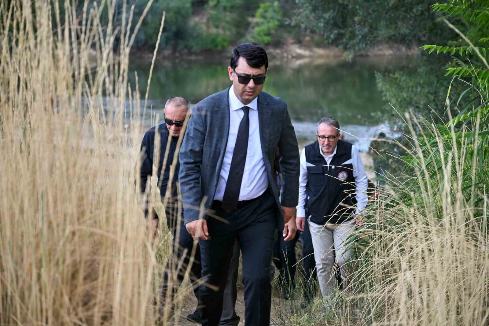 UŞAK’TA SU ÜRÜNLERİ KAYNAKLARININ KORUNMASI, BALIK POPÜLASYONUNUN DESTEKLENMESİ VE SÜRDÜRÜLEBİLİRLİĞİNİN SAĞLANMASI AMACIYLA YÜRÜTÜLEN ÇALIŞMALAR KAPSAMINDA GÖĞEM GÖLETİ’NE PULLU SAZAN YAVRULARI BIRAKILDI.