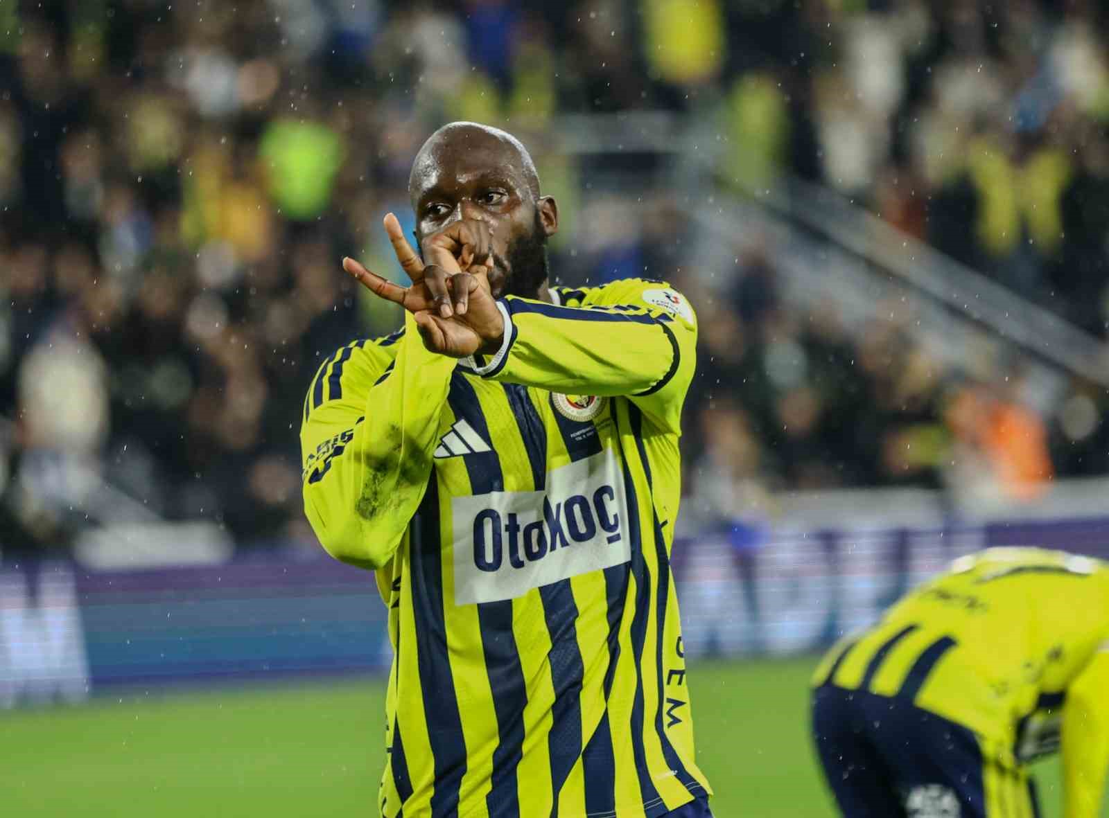 FENERBAHÇE’NİN BELÇİKALI FORVETİ ROMELU LUKAKU, BU SEZONKİ İLK GOLÜNÜ ALANYASPOR'A KARŞI ATTI.