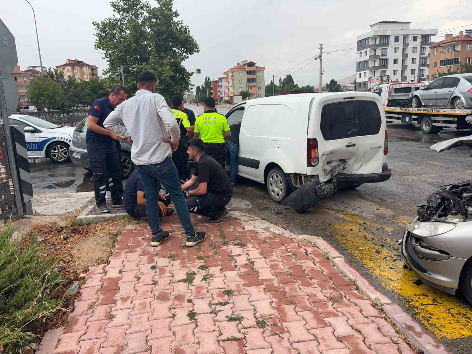 NİĞDE’DE 3 ARAÇ BİRBİRİNE GİRDİ 1 KİŞİ YARALANDI