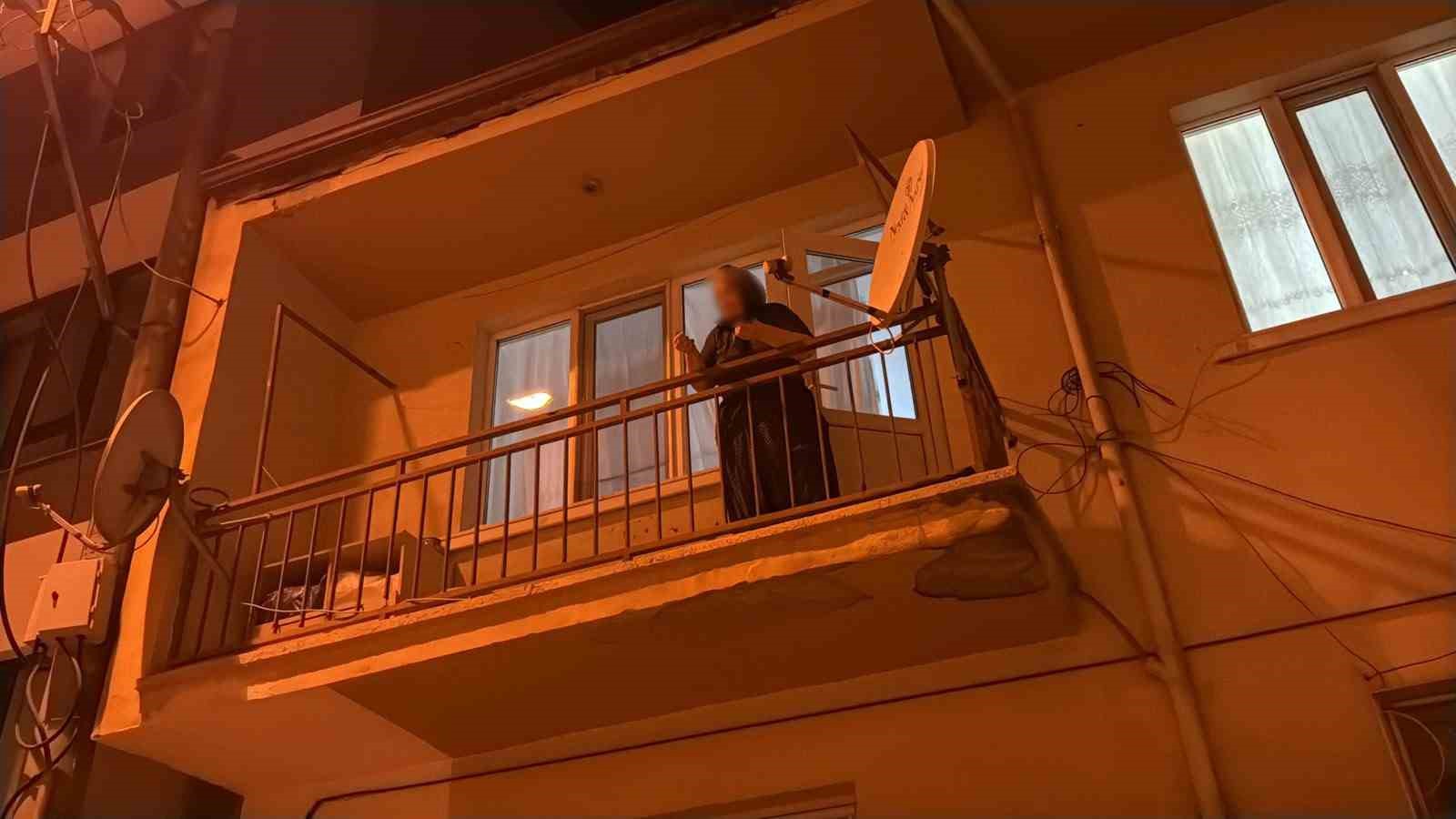 ARACIN OTOPARKA ÇEKİLECEĞİNİ ÖĞRENEN SÜRÜCÜNÜN BABAANNESİ İSE BALKONA ÇIKARAK POLİSLERE RİCADA BULUNDU.