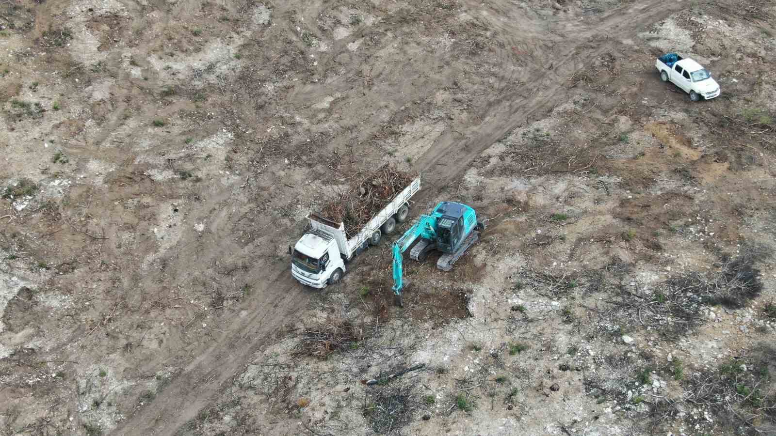 KASTAMONU’NUN ARAÇ İLÇESİNDE GEÇTİĞİMİZ YIL ÇIKAN VE 5 GÜN SÜREN ORMAN YANGININDA ZARAR GÖREN AĞAÇLARIN KESİMİ YAPILDIKTAN SONRA KÖKLERİ İSE, İŞ MAKİNELERİYLE SÖKÜLEREK ORMANLIK ALANDAN ÇIKARTILIYOR.