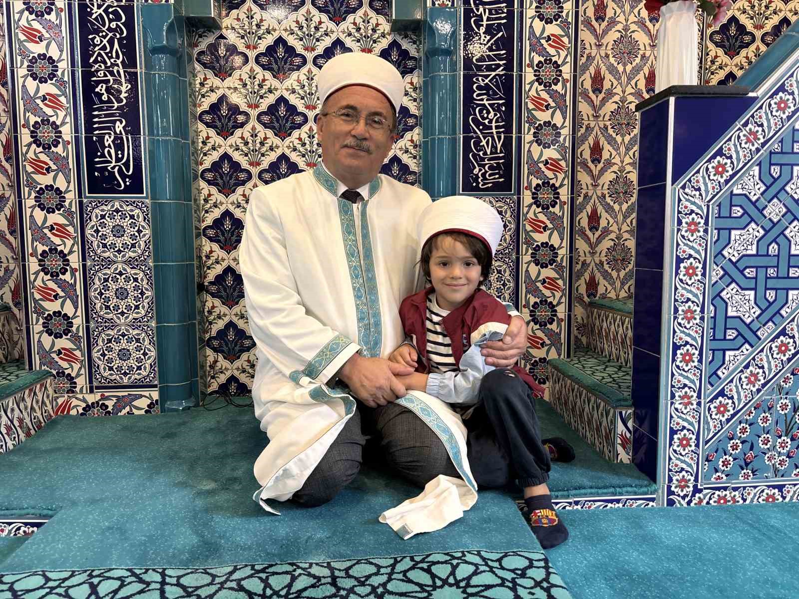 TRABZON'UN BEŞİKDÜZÜ İLÇESİNDE 5 YAŞINDAKİ ALTAN EFTAL AKSOY, YAZ KUR'AN KURSU'NDA KENDİSİNE KUR'AN-I KERİM ÖĞRETEN İMAMI MEHMET YAŞAR'I ÖZLEYİNCE AKŞAM NAMAZINDA CAMİYE GELDİ.