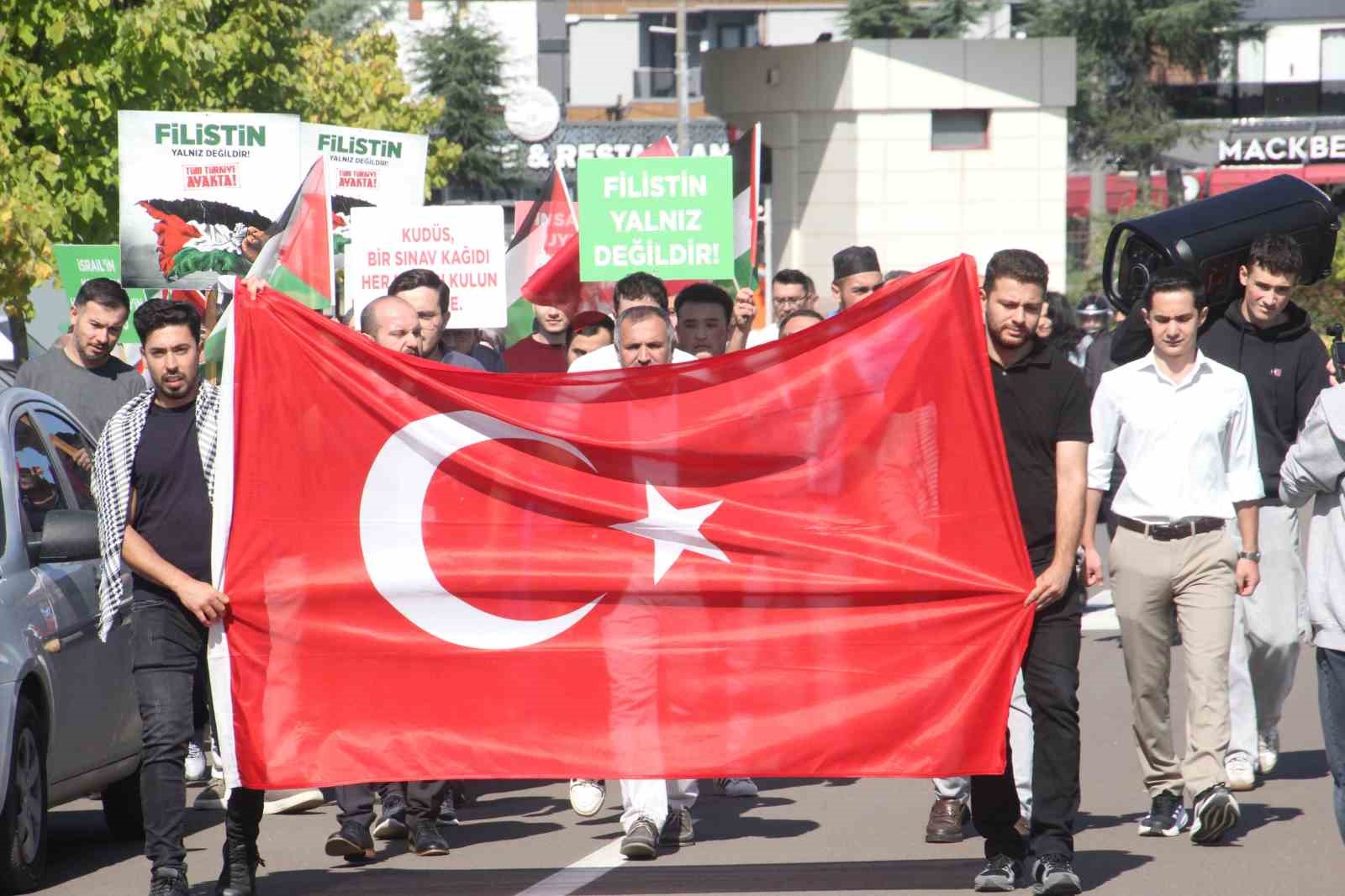 ORDU ÜNİVERSİTESİNDE (ODÜ) BİR ARAYA GELEN SİVİL TOPLUM KURULUŞLARI ÜYELERİ VE ÖĞRENCİLER, FİLİSTİN VE DOĞU TÜRKİSTAN'DA YAŞANAN ZULME TEPKİ GÖSTERMEK ADINA YÜRÜYÜŞ GERÇEKLEŞTİRDİ.