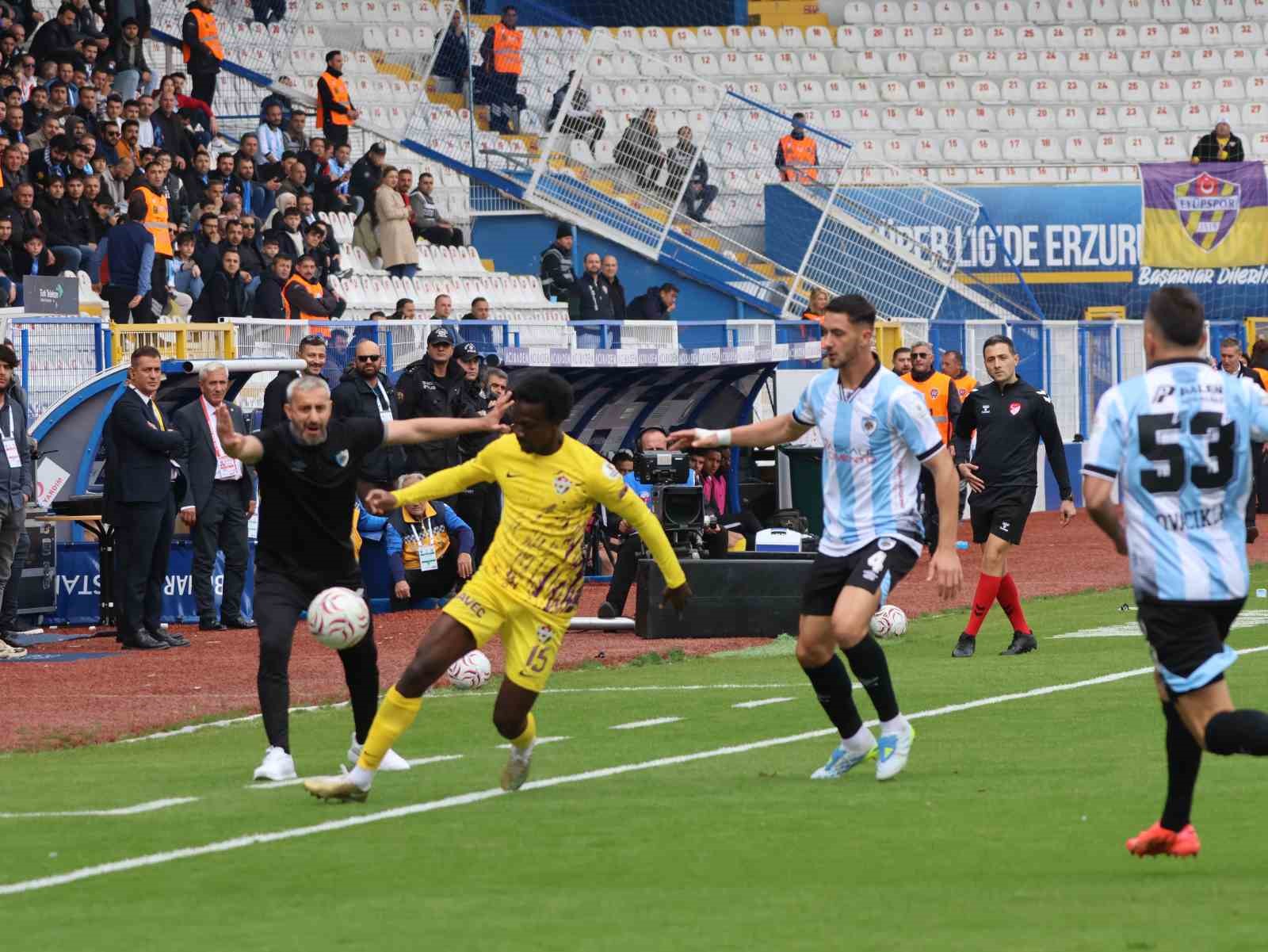 TRENDYOL SÜPER LİG'İN 8. HAFTASINDA ERZURUMSPOR FK, SAHASINDA EYÜPSPOR İLE KARŞI KARŞIYA GELİYOR. MÜCADELENİN İLK YARISI MAVİ-BEYAZLI EKİBİN 1-0 ÜSTÜNLÜĞÜYLE TAMAMLANDI.