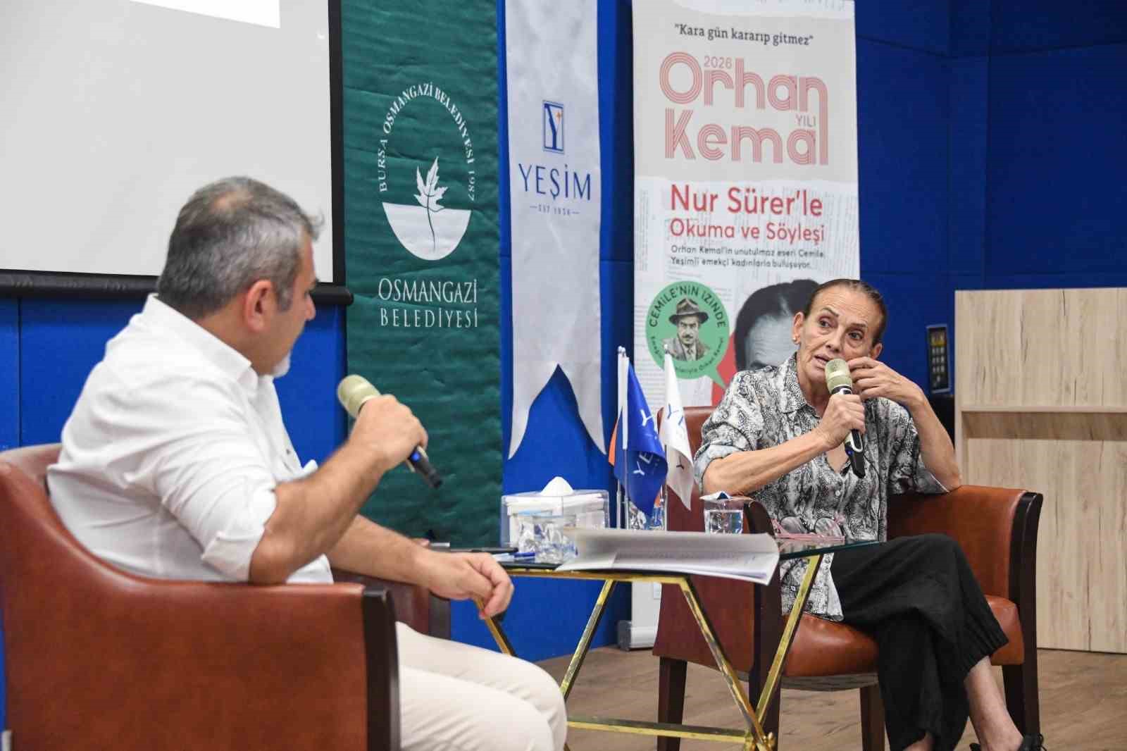 YEŞİM GRUP, "ÖNCE İNSAN" ANLAYIŞI DOĞRULTUSUNDA KADIN EMEĞİNE VE TOPLUMSAL CİNSİYET EŞİTLİĞİNE VERDİĞİ DEĞERİ KÜLTÜR, SANAT VE EDEBİYAT BULUŞMALARIYLA DESTEKLEMEYİ SÜRDÜRÜYOR. OSMANGAZİ BELEDİYESİ İŞ BİRLİĞİYLE BÜYÜK KONFERANS SALONU'NDA DÜZENLENEN "CEMİLE'NİN İZİNDE EMEĞİN KADINLARIYLA ORHAN KEMAL OKUMASI" ETKİNLİĞİNDE, USTA SANATÇI NUR SÜRER, YAKLAŞIK 150 YEŞİMLİYLE BİR ARAYA GELDİ. ORHAN KEMAL'İN "CEMİLE" ROMANINDAN YOLA ÇIKILAN BULUŞMADA KADIN EMEĞİ, DAYANIŞMA VE YAŞAM MÜCADELESİ EDEBİYATIN GÜÇLÜ ANLATIMI ÜZERİNDEN ELE ALINDI.