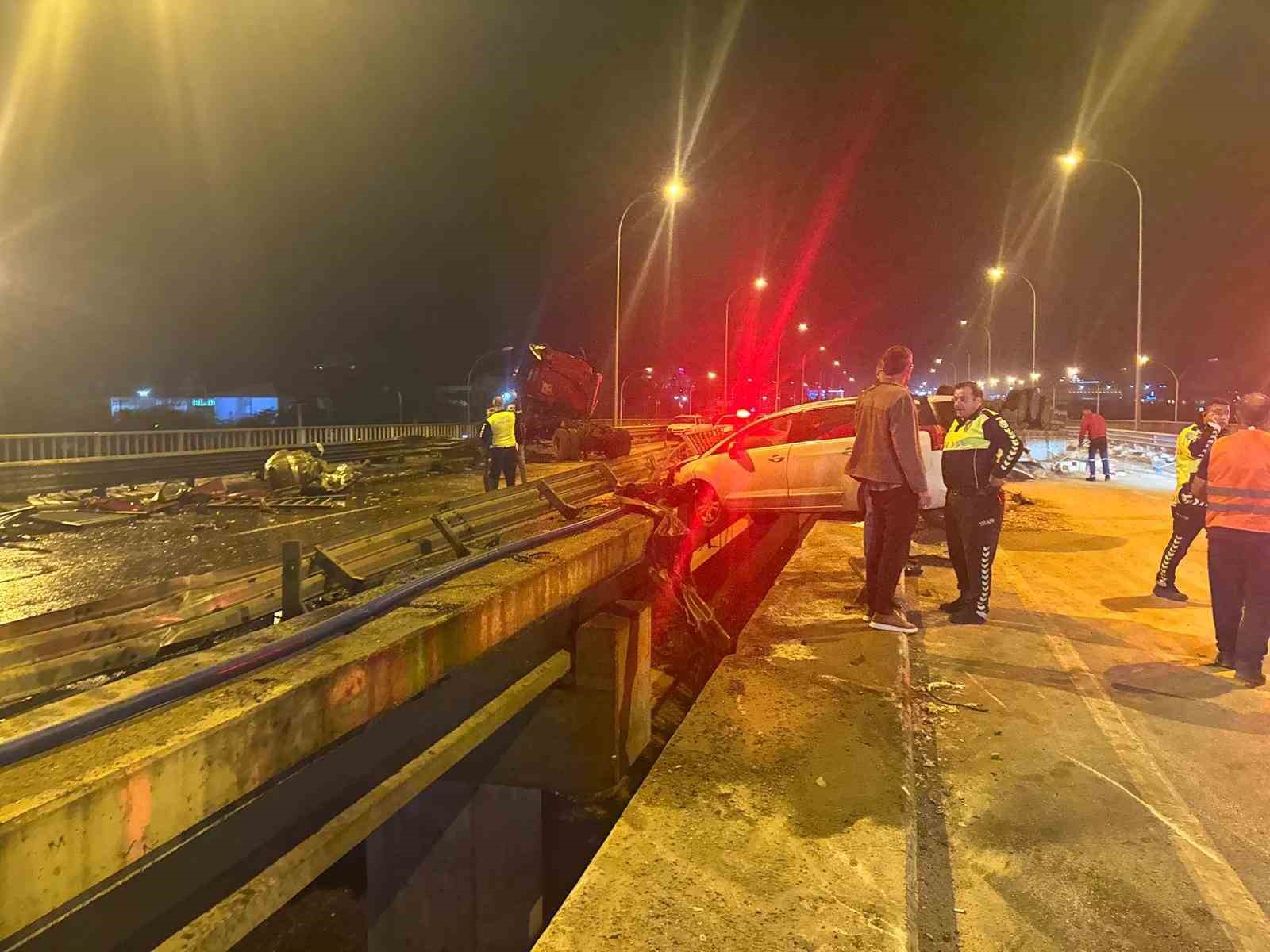 AFYONKARAHİSAR'DA TUĞLA YÜKLÜ TIR VE OTOMOBİLLERİN KARIŞTIĞI KAZADA ORTALIK SAVAŞ ALANINA DÖNERKEN, OLAYDA 1 KİŞİ ÖLDÜ 7 KİŞİDE YARALANDI.