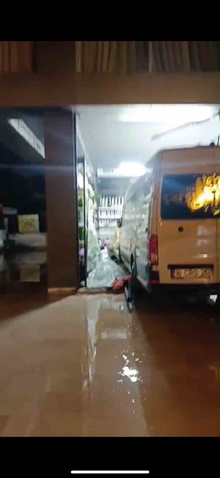 BURSA’DA ALIŞVERİŞİN ORTASINA SERVİS ARACI DALDI : MÜŞTERİLER NEYE UĞRADIĞINI ŞAŞIRDI