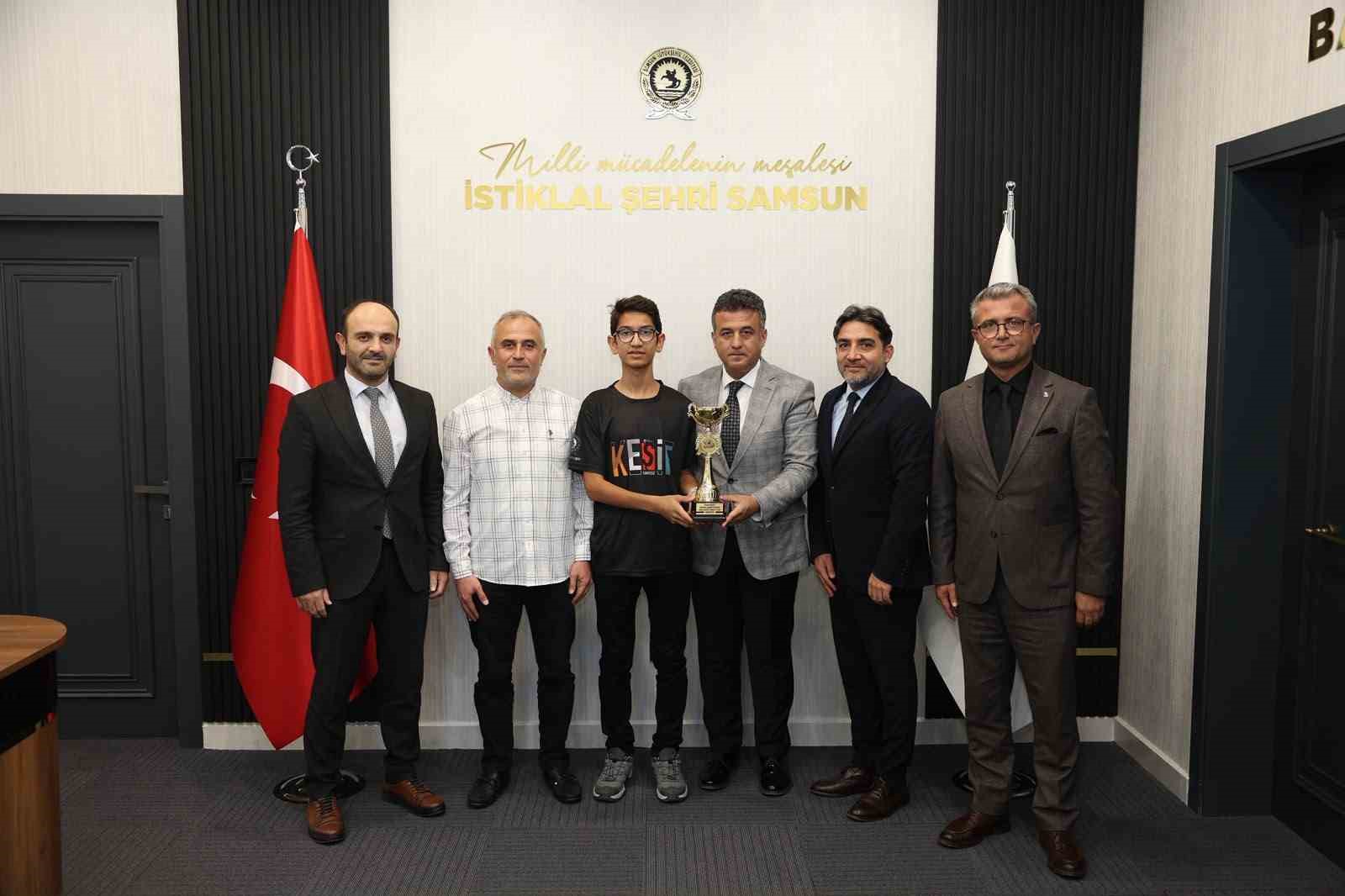 SAMSUN BÜYÜKŞEHİR BELEDİYESİ EĞİTİM ŞUBE MÜDÜRLÜĞÜ PROJE TAKIMLARI ÖĞRENCİLERİNDEN KEREM YİĞİT, TEKNOFEST GÜNEYDOĞU KAPSAMINDA DÜZENLENEN TÜRKİYE DRON ŞAMPİYONASI’NIN FİNAL ETABINDA TÜRKİYE ŞAMPİYONU OLDU. ŞAMPİYONLUK KUPASIYLA SAMSUN’A DÖNEN YİĞİT, SAMSUN BÜYÜKŞEHİR BELEDİYE BAŞKANI HALİT DOĞAN’I MAKAMINDA ZİYARET ETTİ. ZİYARETTE TEKNOFEST SÜRECİNDEKİ ÇALIŞMALARINI, YARIŞMA DENEYİMİNİ VE ŞAMPİYONLUĞA UZANAN YOLCULUĞUNU BAŞKAN DOĞAN İLE PAYLAŞAN KEREM YİĞİT, ŞAMPİYONLUK KUPASINI DA TAKDİM ETTİ. BAŞKAN HALİT DOĞAN İSE ELDE ETTİĞİ BAŞARIDAN DOLAYI YİĞİT’İ TEBRİK EDEREK BAŞARILARININ DEVAMINI DİLEDİ. ZİYARET, BAŞKAN DOĞAN VE KEREM YİĞİT’İN ŞAMPİYONLUK KUPASIYLA HATIRA FOTOĞRAFI ÇEKTİRMESİYLE SONA ERDİ.