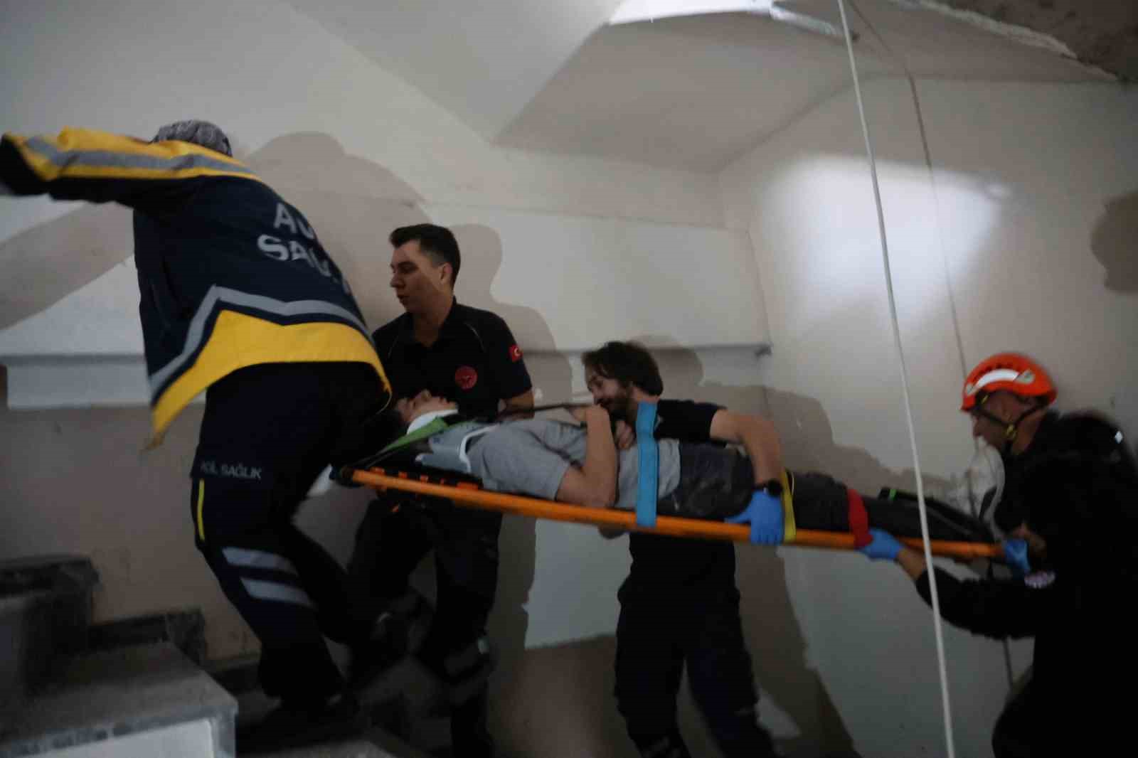 NEVŞEHİR'DE APARTMAN İNŞAATINDA ASANSÖR BOŞLUĞUNA DÜŞEN 2 İŞÇİ YARALANDI