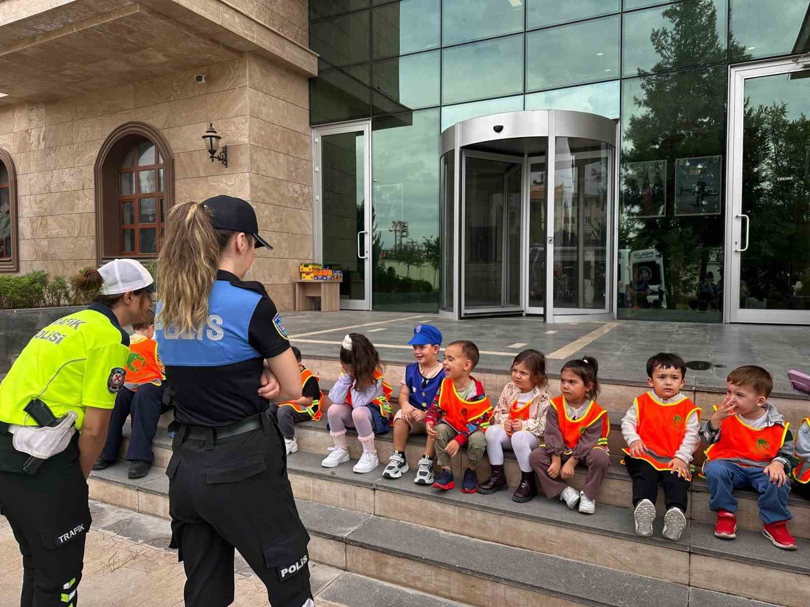 CİZRE’DE EMNİYET MÜDÜRLÜĞÜNÜ ZİYARET EDEN 25 ÖĞRENCİYE, EMNİYET BİRİMLERİNİN ÇALIŞMALARI, GENEL GÜVENLİK KURALLARI VE HİZMET ARAÇLARI TANITILDI.