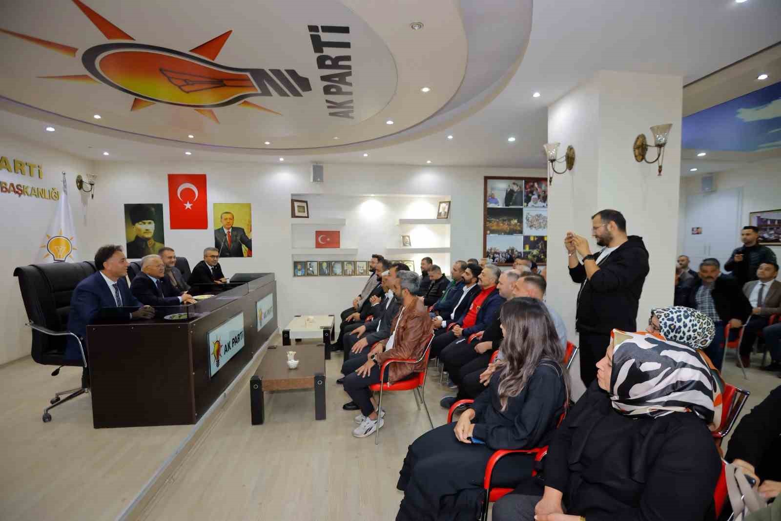 KAYSERİ BÜYÜKŞEHİR BELEDİYE BAŞKANI DR. MEMDUH BÜYÜKKILIÇ, DEVELİ İLÇESİNDE GERÇEKLEŞTİRDİĞİ PROGRAM KAPSAMINDA DEVELİ MUHTARLARIYLA BİR ARAYA GELDİ