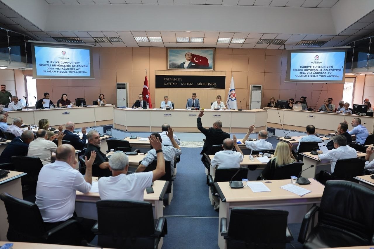 DENİZLİ BÜYÜKŞEHİR BELEDİYESİ AĞUSTOS AYI MECLİS TOPLANTISI’NDA ALINAN KARARLARLA HEM SOSYAL BELEDİYECİLİKTE ÖNEMLİ BİR ADIM ATILARAK ÖĞRENCİLERE ULAŞIM VE EĞİTİM DESTEĞİ SAĞLANDI HEM DE ŞEHRİN GELECEĞİNİ ŞEKİLLENDİRECEK "DENİZLİ ULAŞTIRMA ANA PLANI" VE "2040 VİZYONU" İÇİN DÜĞMEYE BASILDI. BAŞKAN BÜLENT NURİ ÇAVUŞOĞLU, "GÜVENLİ, KONFORLU, YAŞANABİLİR VE İNSAN ODAKLI BİR DENİZLİ HAYALİMİZ VAR" DİYEREK, TRAMVAY PROJESİ BAŞTA OLMAK ÜZERE ŞEHRİN ULAŞIM ALTYAPISINA YÖNELİK PROJELERİN DETAYLARINI AKTARDI.