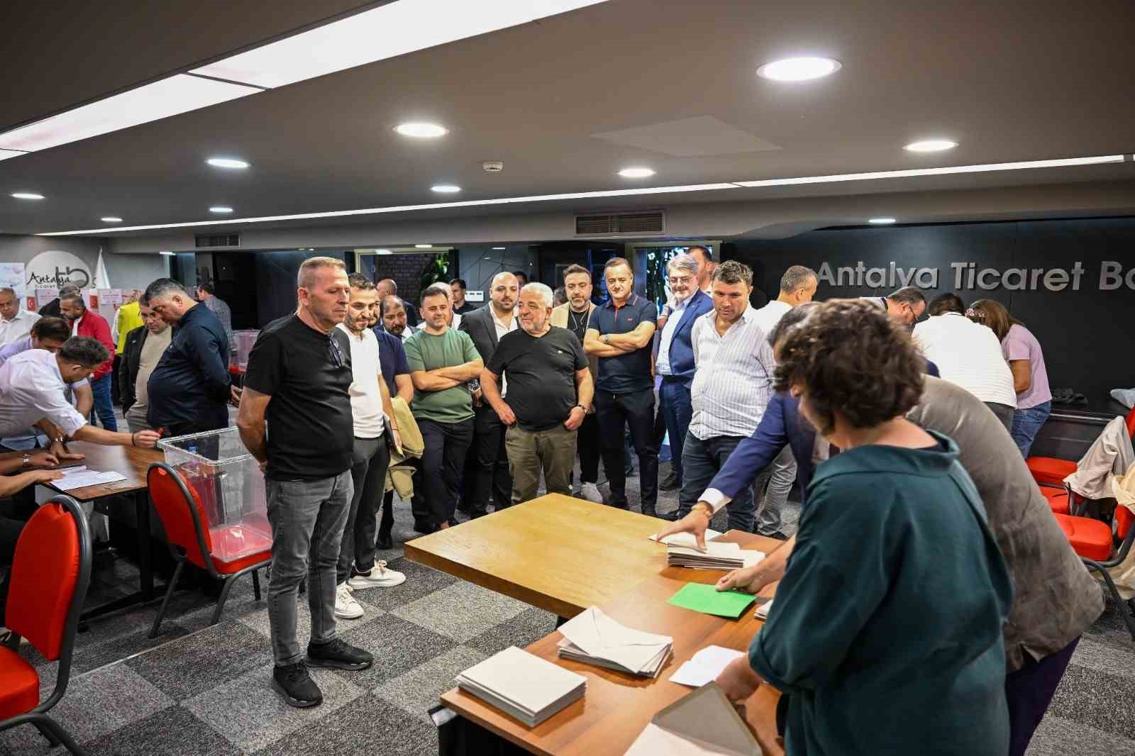 ANTALYA TİCARET BORSASI’NDA (ATB) 2026-2030 ÇALIŞMA DÖNEMİNDE GÖREV YAPACAK MESLEK KOMİTESİ VE MECLİS ÜYELERİNİN BELİRLENDİĞİ SEÇİMLER GERÇEKLEŞTİRİLDİ. BORSA MECLİS SALONU’NDA YAPILAN SEÇİMLERDE, 7 MESLEK KOMİTESİNDE GÖREV ALACAK ÜYELER İLE MECLİS ASİL VE YEDEK ÜYELERİ İÇİN SANDIK KURULDU.