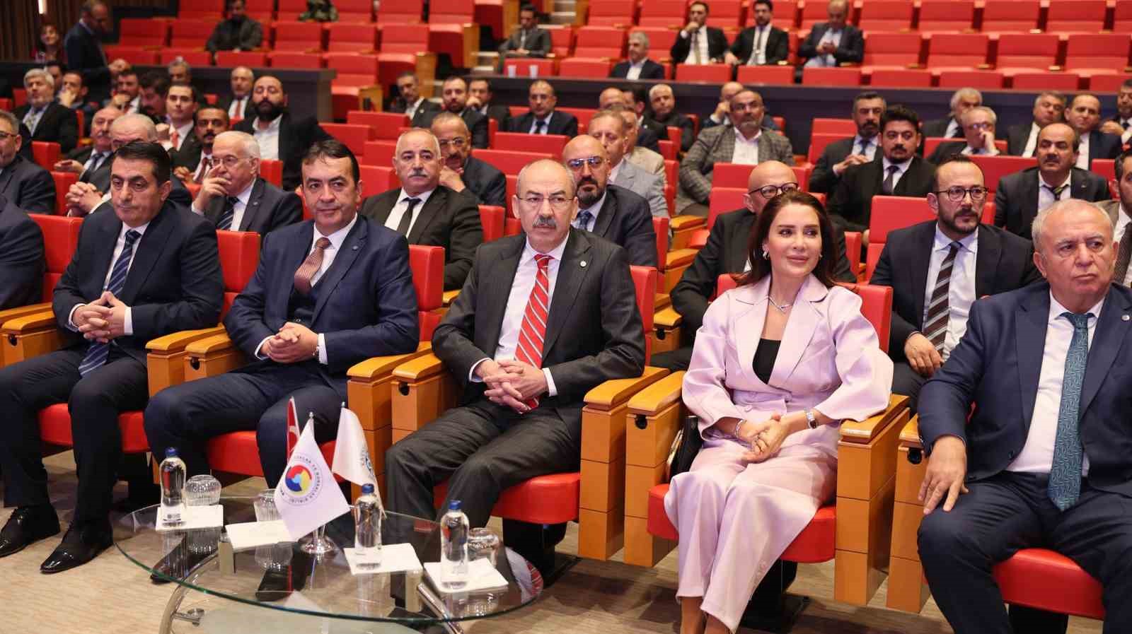 KAYSERİ TİCARET ODASI’NDA (KTO) ORGAN SEÇİMLERİNİN ARDINDAN YAPILAN İLK MECLİS TOPLANTISINDA MECLİS DİVANI, YÖNETİM KURULU, DİSİPLİN KURULU, DANIŞMA VE STRATEJİ KURULU VE TOBB GENEL KURUL DELEGELERİ SEÇİMLE BELİRLENDİ. 61 KOMİTENİN 59’UNU KAZANARAK GÜVEN TAZELEYEN KTO YÖNETİM KURULU BAŞKANI ÖMER GÜLSOY, "BİZLERİ YENİDEN SEÇEN ÜYELERİMİZE MAHCUP OLMAYACAK, ODAMIZIN SESİNİ DAHA GÜR DUYURACAĞIZ. BİRLİKTE GÜÇLÜYÜZ ANLAYIŞIYLA KAYSERİ İÇİN ÇALIŞMAYA DEVAM EDECEĞİZ" DEDİ.