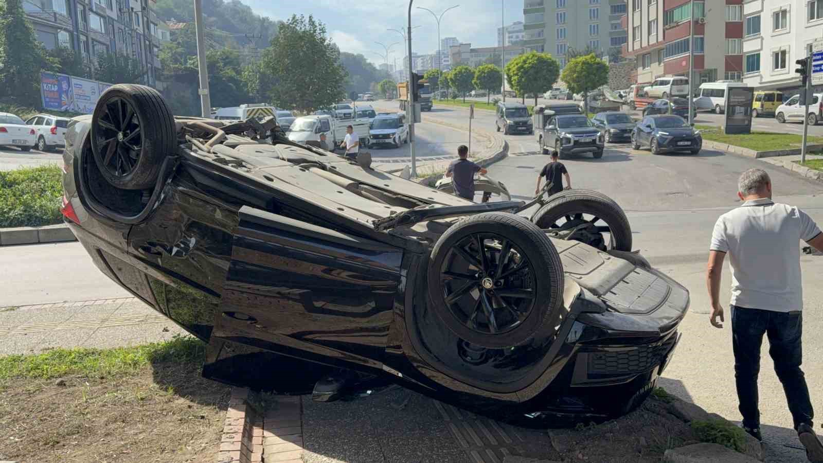 SAMSUN’UN CANİK İLÇESİNDE İKİ ARACIN ÇARPIŞMASI SONUCU MEYDANA GELEN TRAFİK KAZASINDA 1 KİŞİ YARALANIRKEN, KAZA YAPAN OTOMOBİLİN BİR SAAT ÖNCE 2 MİLYON 600 BİN LİRAYA SATIN ALINDIĞI ORTAYA ÇIKTI.