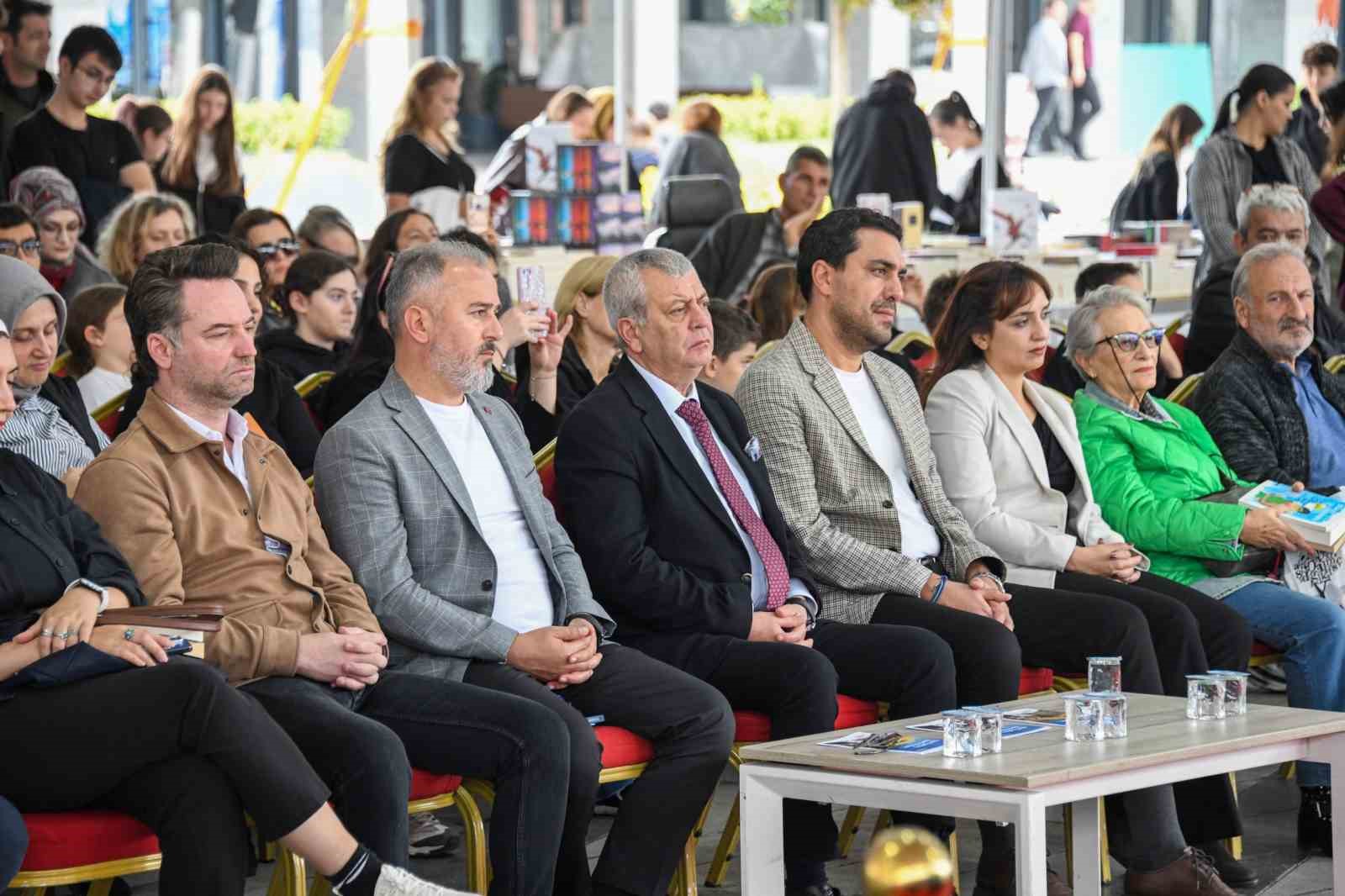 OSMANGAZİ BELEDİYESİ’NİN KİTAPSEVERLERİ BİRBİRİNDEN DEĞERLİ KİTAP VE YAZARLARLA BULUŞTURDUĞU 2. OSMANGAZİ KİTAP GÜNLERİ, 6’NCI VE 7’NCİ GÜNLERİNDE DE ZENGİN PROGRAMI VE SEÇKİN YAZAR KONUKLARIYLA OKURLARA KEYİFLİ BULUŞMALAR YAŞATTI.