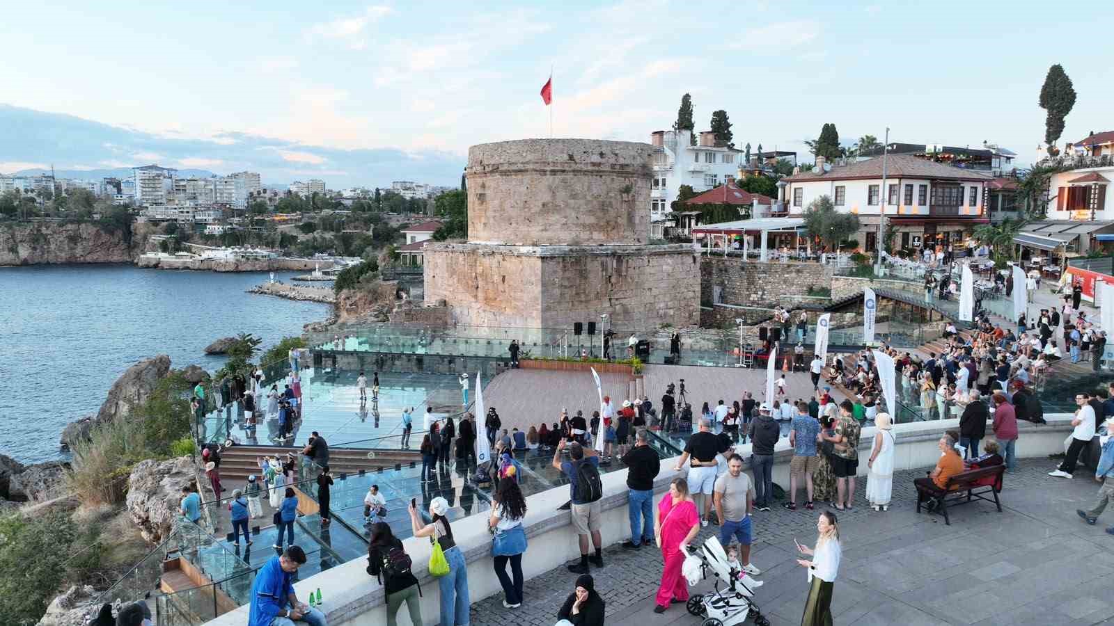 ANTALYA BÜYÜKŞEHİR BELEDİYESİ İSMAİL BAHA SÜRELSAN KONSERVATUVARI TARAFINDAN DÜZENLENEN GÜN BATIMI KONSERLERİ, TARİHİ HIDIRLIK KULESİ’NDE MÜZİKSEVERLERİ AĞIRLAMAYA DEVAM EDİYOR.