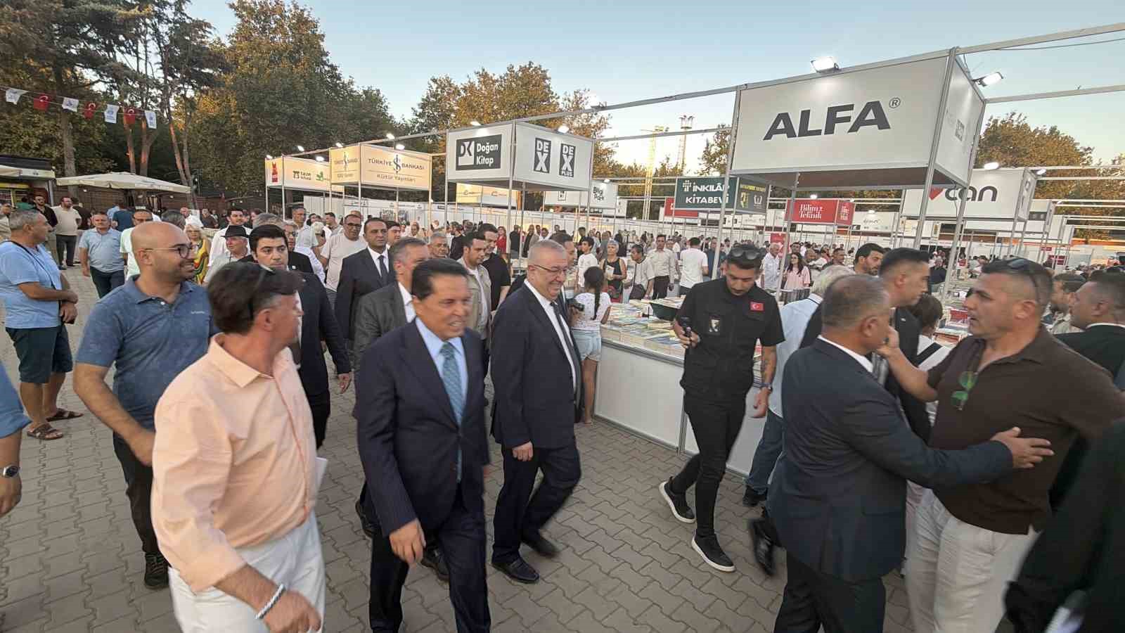 BALIKESİR’İN EDREMİT BELEDİYESİ TARAFINDAN "ÖLMEZ AĞACIN GÖLGESİNDE KİTAP" TEMASIYLA DÜZENLENEN 8. EDREMİT KİTAP FUARI BAŞLADI.  YAKLAŞIK 380 YAZAR, ŞAİR, GAZETECİ, AKADEMİSYEN, BELEDİYE BAŞKANI VE MİLLETVEKİLİ İLE 145 YAYINEVİNİN YER ALDIĞI FUAR, 23 AĞUSTOS PAZAR GÜNÜNE KADAR ZİYARETÇİLERİNİ AĞIRLAYACAK.