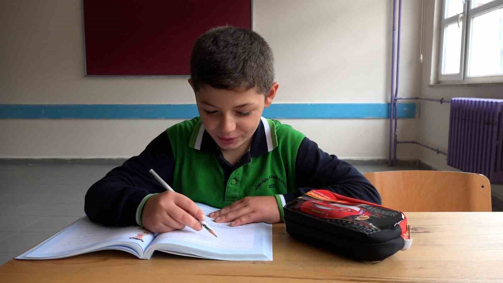 RİZE'DE 5,5 YILDIR MÜCADELE ETTİĞİ LÖSEMİ HASTALIĞINI YENEN 9 YAŞINDAKİ EGEMEN BERK, 3 YIL SÜREN EVDE EĞİTİMİN ARDINDAN OKULUNA VE ARKADAŞLARINA KAVUŞTU.
