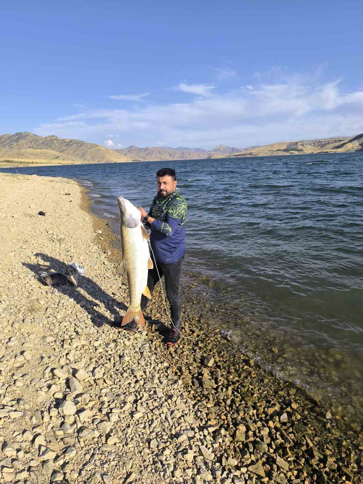 KEBAN BARAJ GÖLÜ’NDE 30 KİLOLUK DEV TURNA