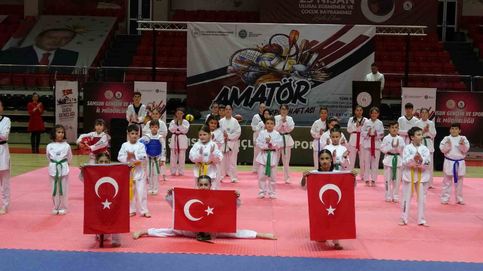 ETKİNLİKLER YÜRÜYÜŞÜN ARDINDAN HALKOYUNLARI, TAEKWONDO, CAPOEİRA, CİMNASTİK VE JUDO BRANŞLARINDA ÇEŞİTLİ GÖSTERİLERLE DEVAM ETTİ.