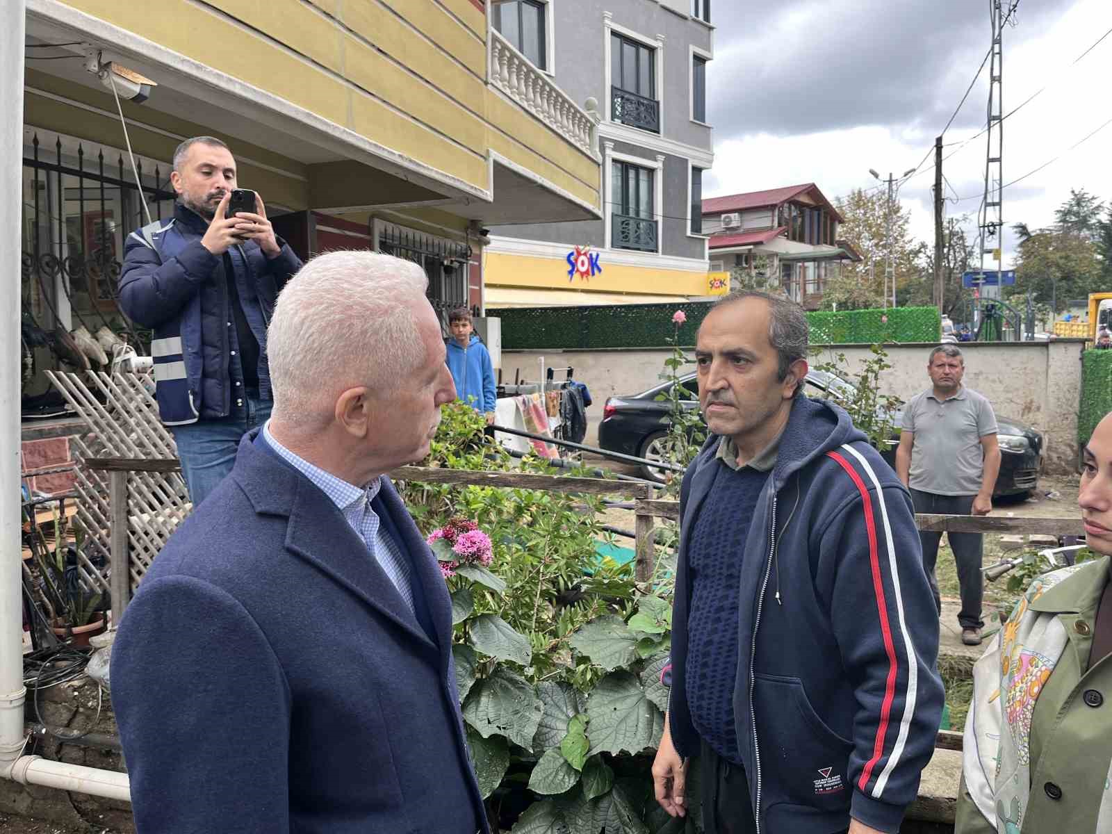 VATANDAŞLARA GEÇMİŞ OLSUN DİLEKLERİNİ DE SUNAN VALİ GÜL, HER TÜRLÜ ZARARIN KARŞILANACAĞINI VATANDAŞLARA AKTARDI. VALİ GÜL’E BEYKOZ KAYMAKAMI DR. FATİH ÜRKMEZER VE BEYKOZ BELEDİYE BAŞKAN VEKİLİ ÖZLEM VURAL GÜRZEL’DE EŞLİK ETTİ.