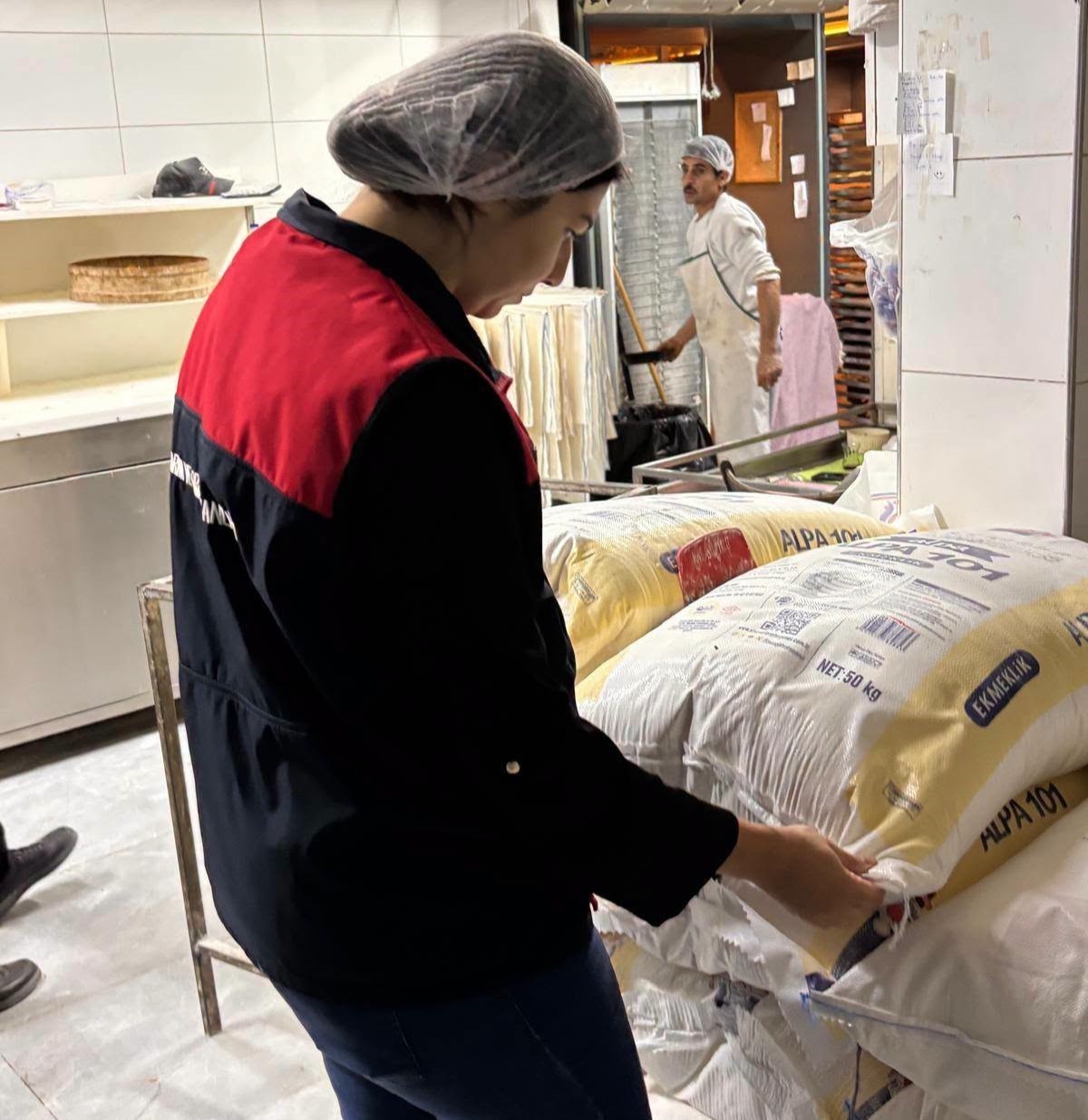 DENİZLİ İL TARIM VE ORMAN MÜDÜRLÜĞÜ EKİPLERİ, VATANDAŞLARIN GÜVENİLİR VE SAĞLIKLI GIDAYA ULAŞMASINI SAĞLAMAK AMACIYLA EKMEK ÜRETİMİ YAPAN İŞLETMELERE YÖNELİK GECE DENETİMLERİNİ SÜRDÜRÜYOR.
