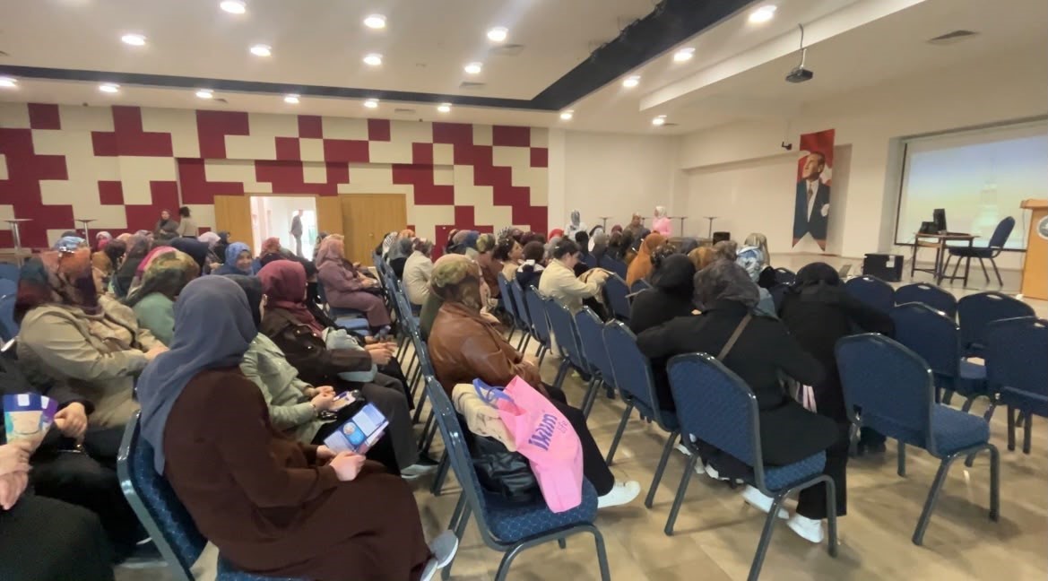 SİVAS HALK EĞİTİMİ MERKEZİNDE DÜZENLENEN SEMİNERDE KURSİYERLER, KANSERDEN KORUNMA, ERKEN TEŞHİS VE ÜCRETSİZ TARAMA PROGRAMLARI HAKKINDA BİLGİLENDİRİLDİ.